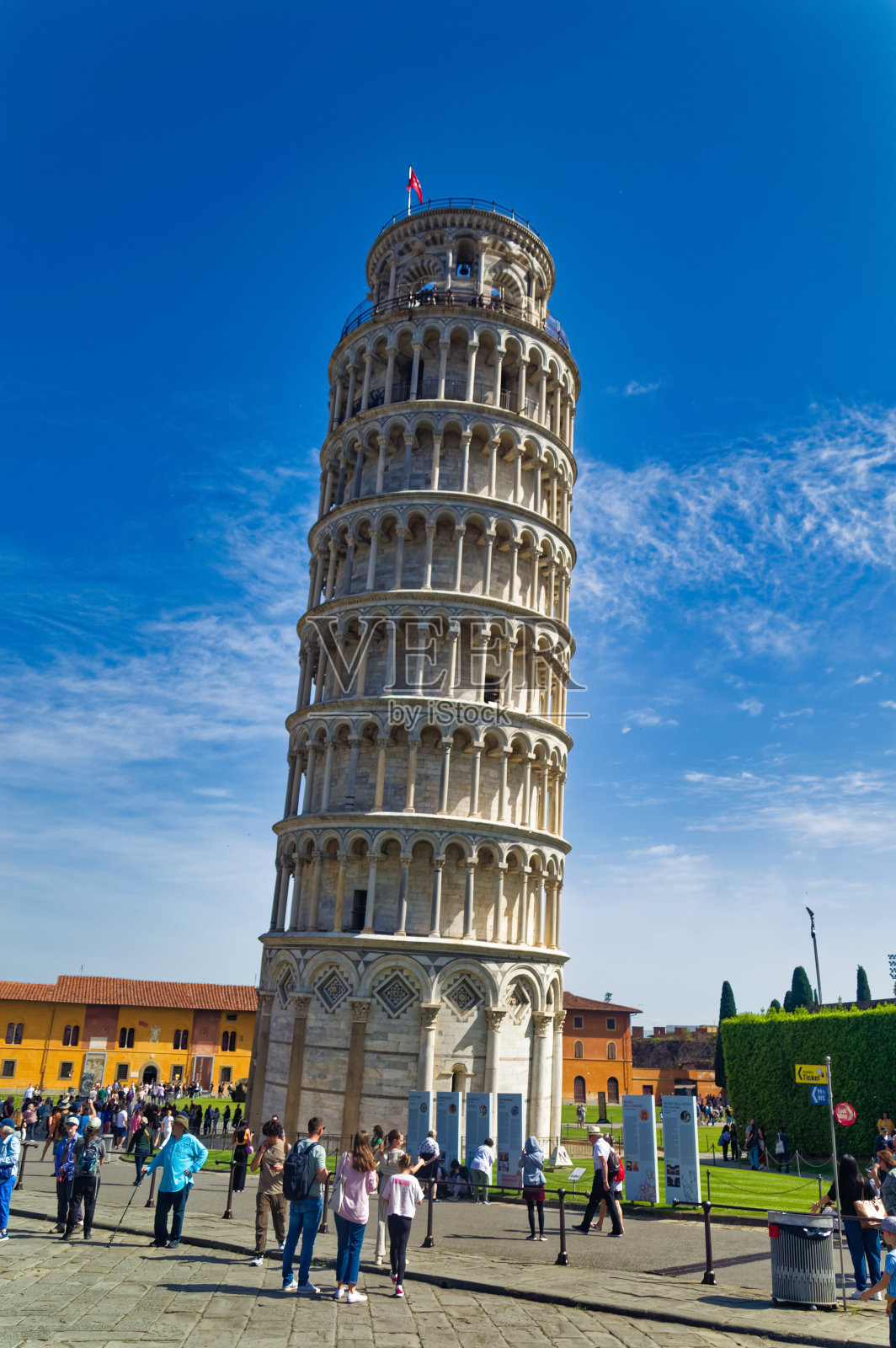 游客参观意大利比萨斜塔时的日常场景。照片摄影图片