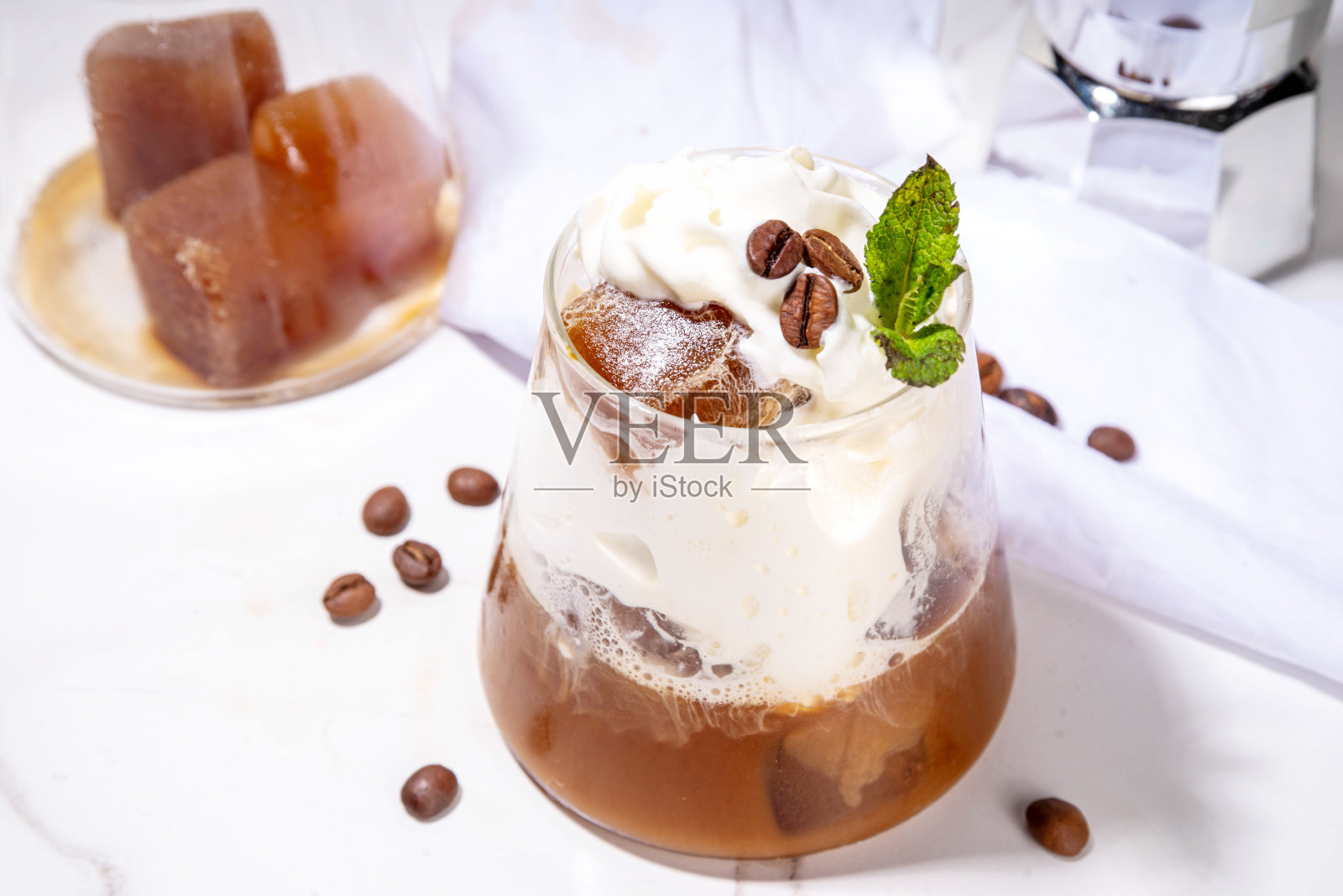 拿铁咖啡，夏日鸡尾酒。冰镇的卡布奇诺咖啡照片摄影图片