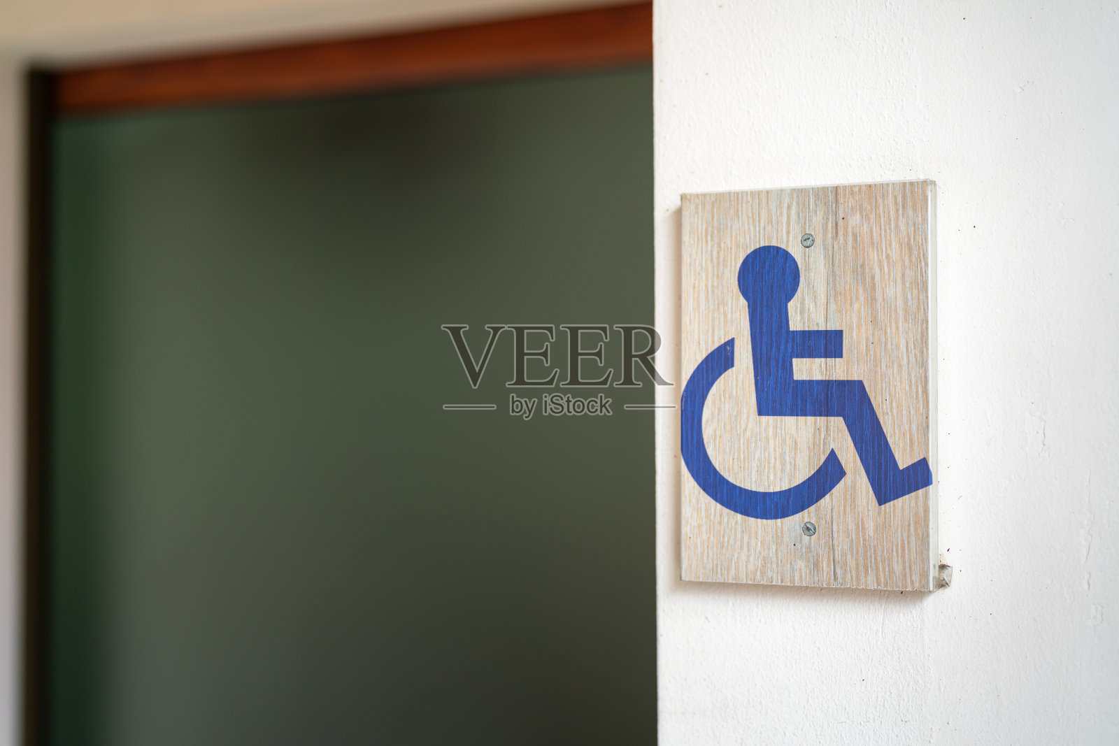 残疾人厕所标志。照片摄影图片