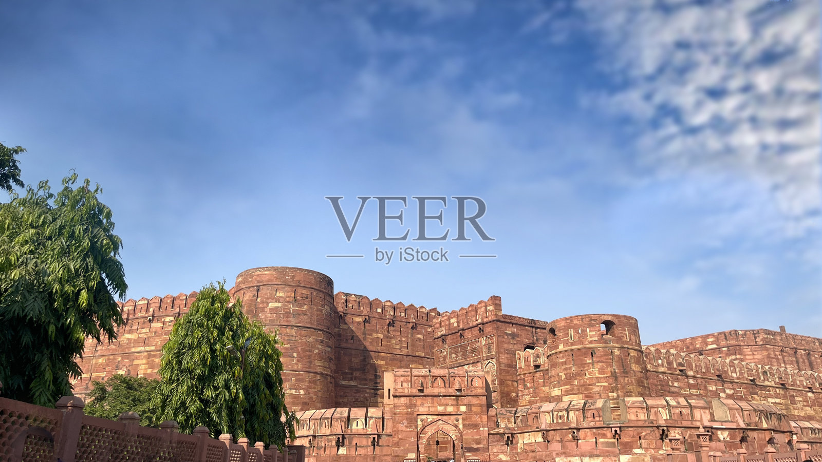 阿格拉德里堡，印度的旅游景点之一。阿格拉堡是一座历史悠久的红砂岩堡垒，被联合国教科文组织列为世界遗产。照片摄影图片