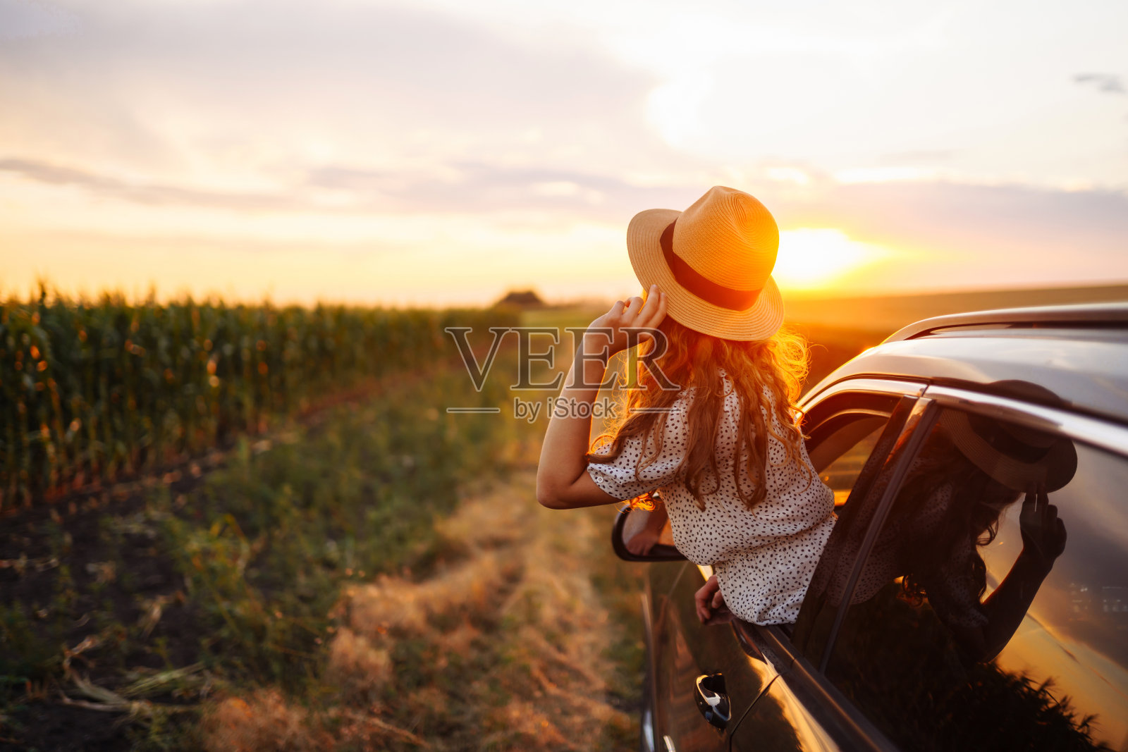 Нappy女人喜欢开车，探出窗外。照片摄影图片