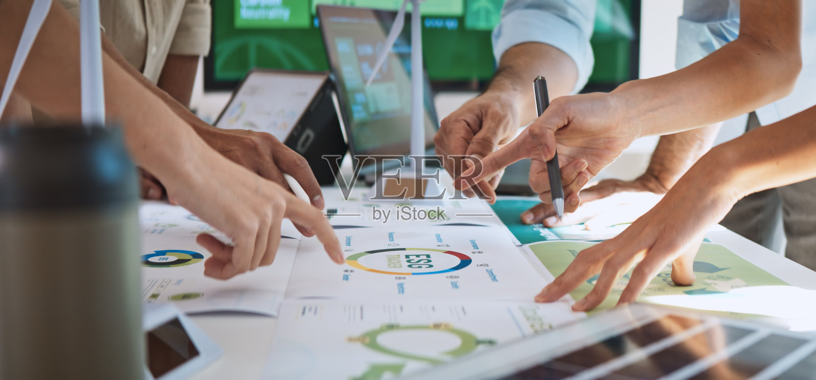 一群商界人士在团队头脑风暴会议上讨论ESG(环境、社会、公司治理)组织规划。可持续经营，同事人团队合作。近距离照片摄影图片