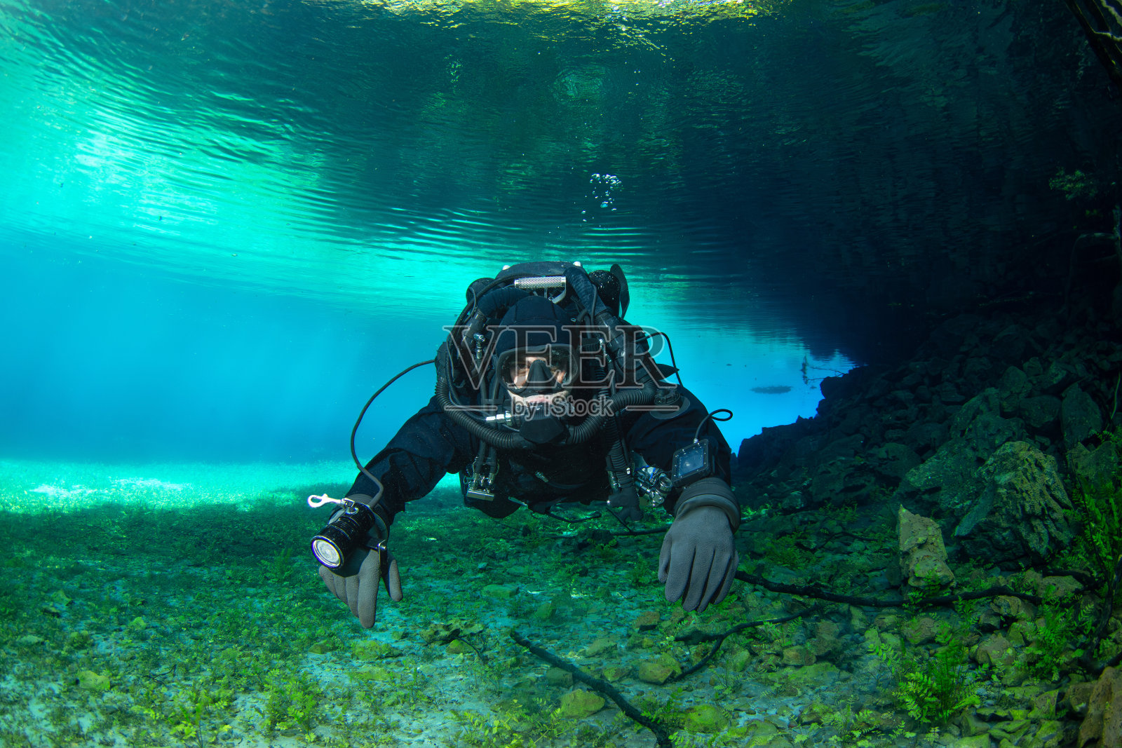 一个戴着换气器的潜水员正在清澈的水中潜水照片摄影图片