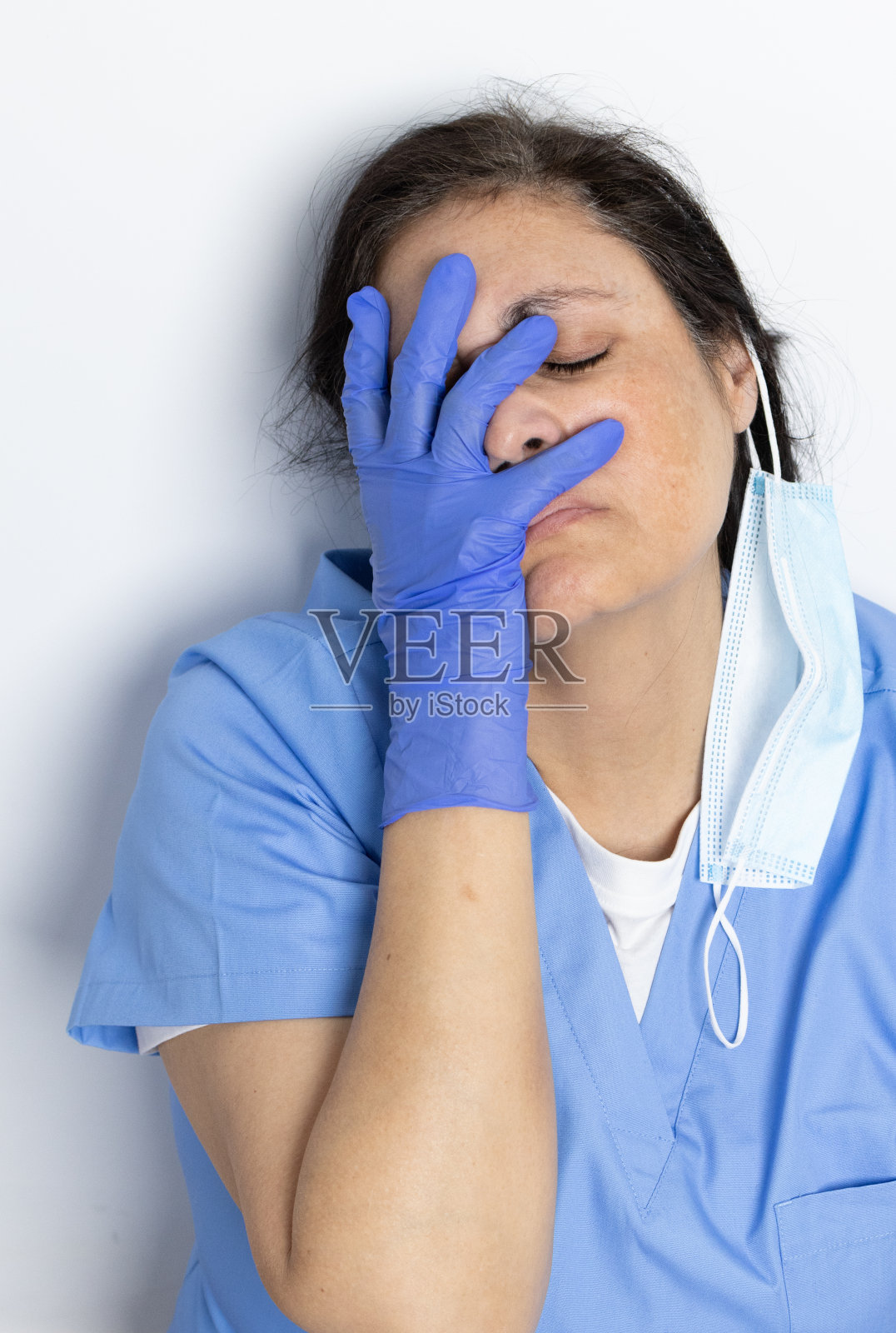 因过度劳累而精神崩溃的医生，医院里过度加班的医务人员，工作中精疲力竭的护士照片摄影图片