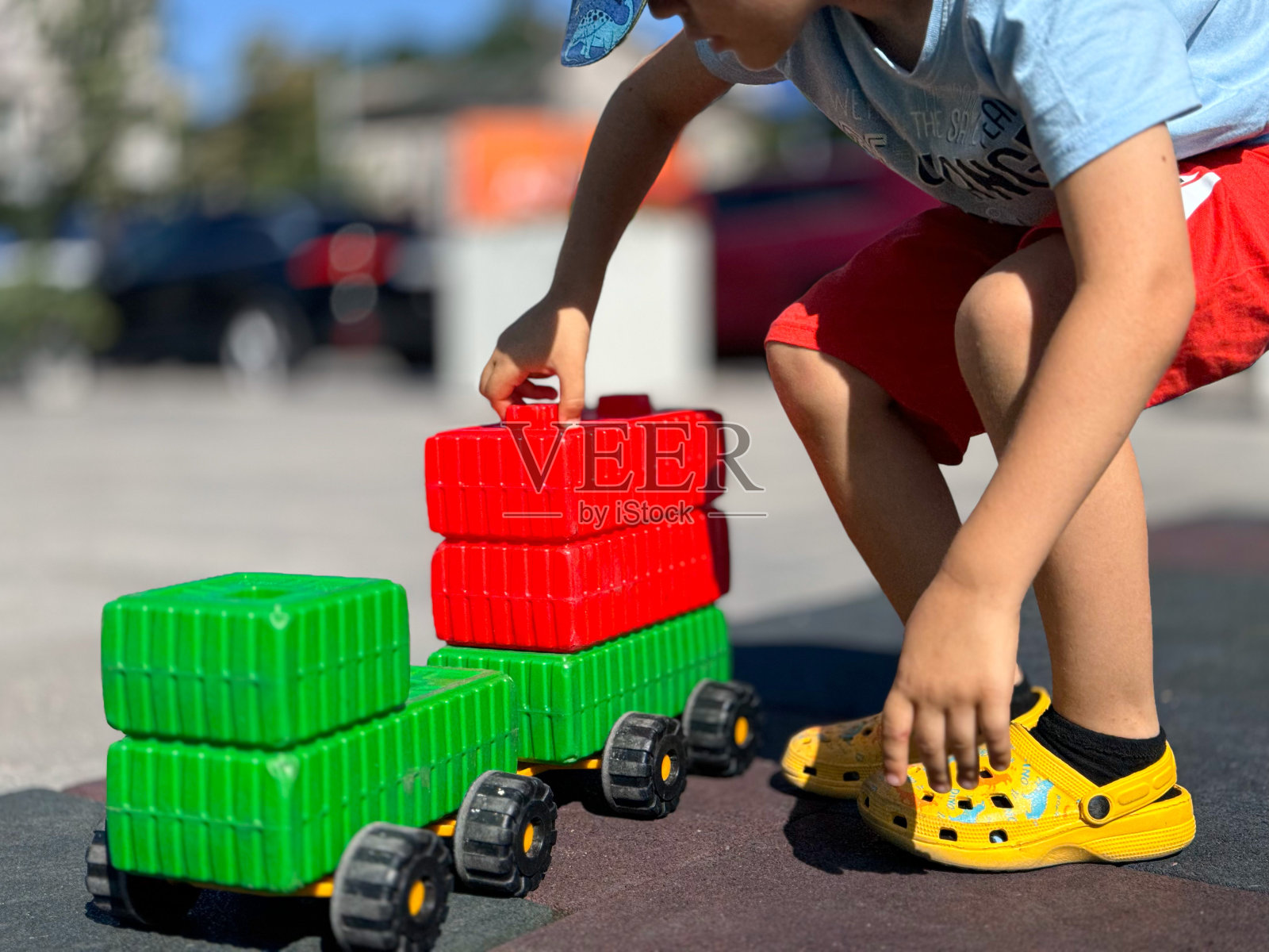 儿童调整玩具积木结构照片摄影图片