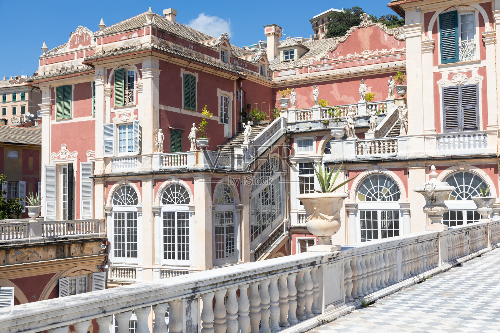 意大利热那亚-皇家宫殿-雷亚尔宫-外面有蓝色的天空，没有人照片摄影图片