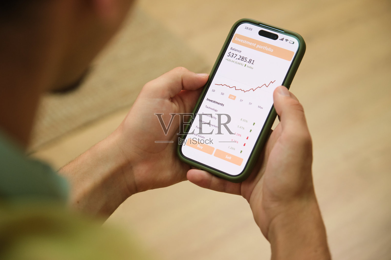 商人使用智能手机上的移动应用程序检查投资照片摄影图片