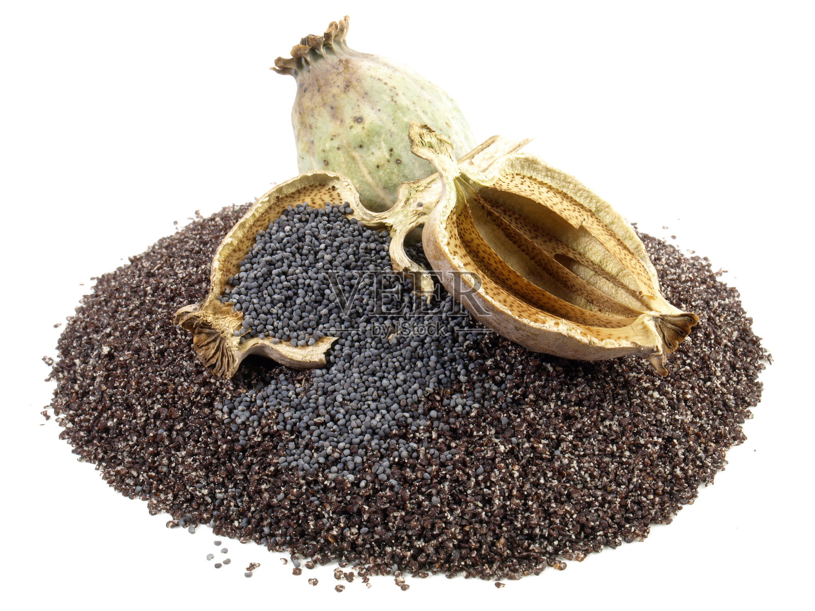 罂粟种子胶囊与磨碎的罂粟种子在白色背景照片摄影图片