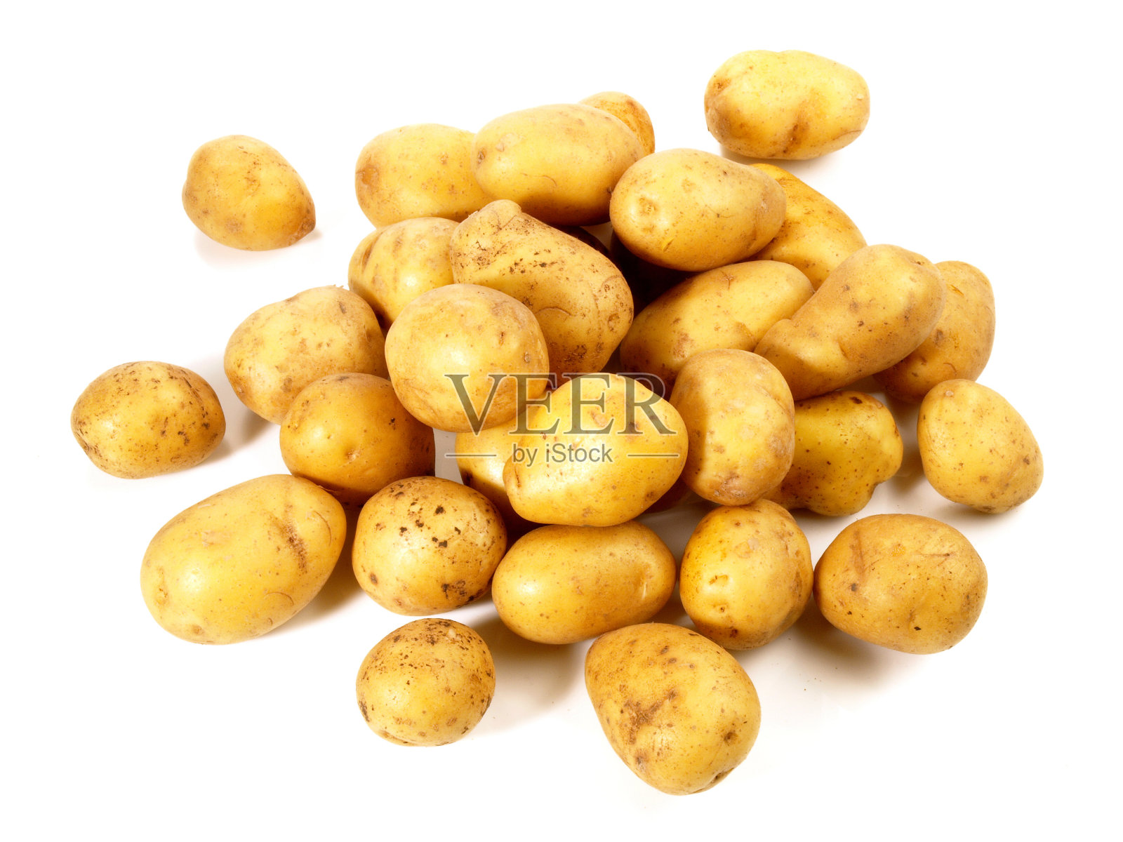 白色背景上的新土豆照片摄影图片