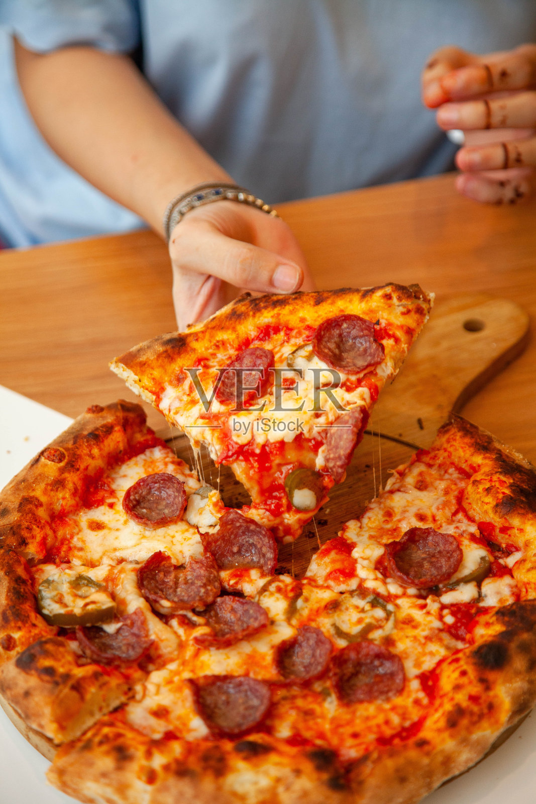 那不勒斯正宗砖炉披萨，意大利辣香肠风味。照片摄影图片