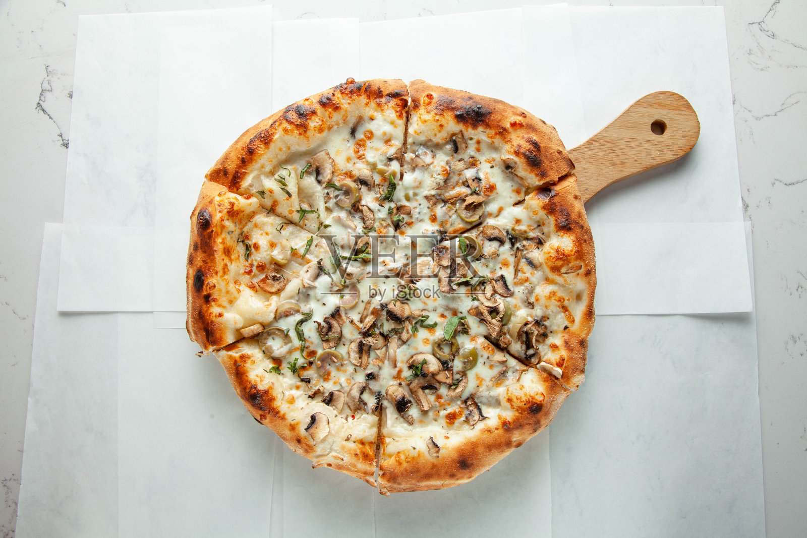 意大利正宗的那不勒斯披萨，四个奶酪，所有蔬菜和蘑菇，在餐馆吃。照片摄影图片