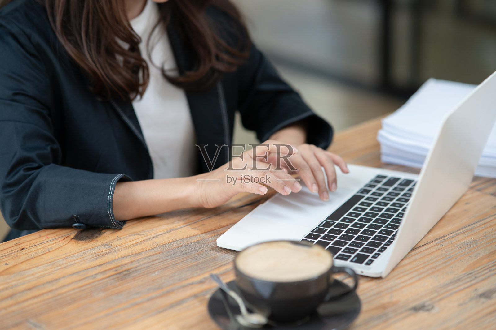 坐在咖啡馆里工作和喝咖啡的亚洲妇女照片摄影图片