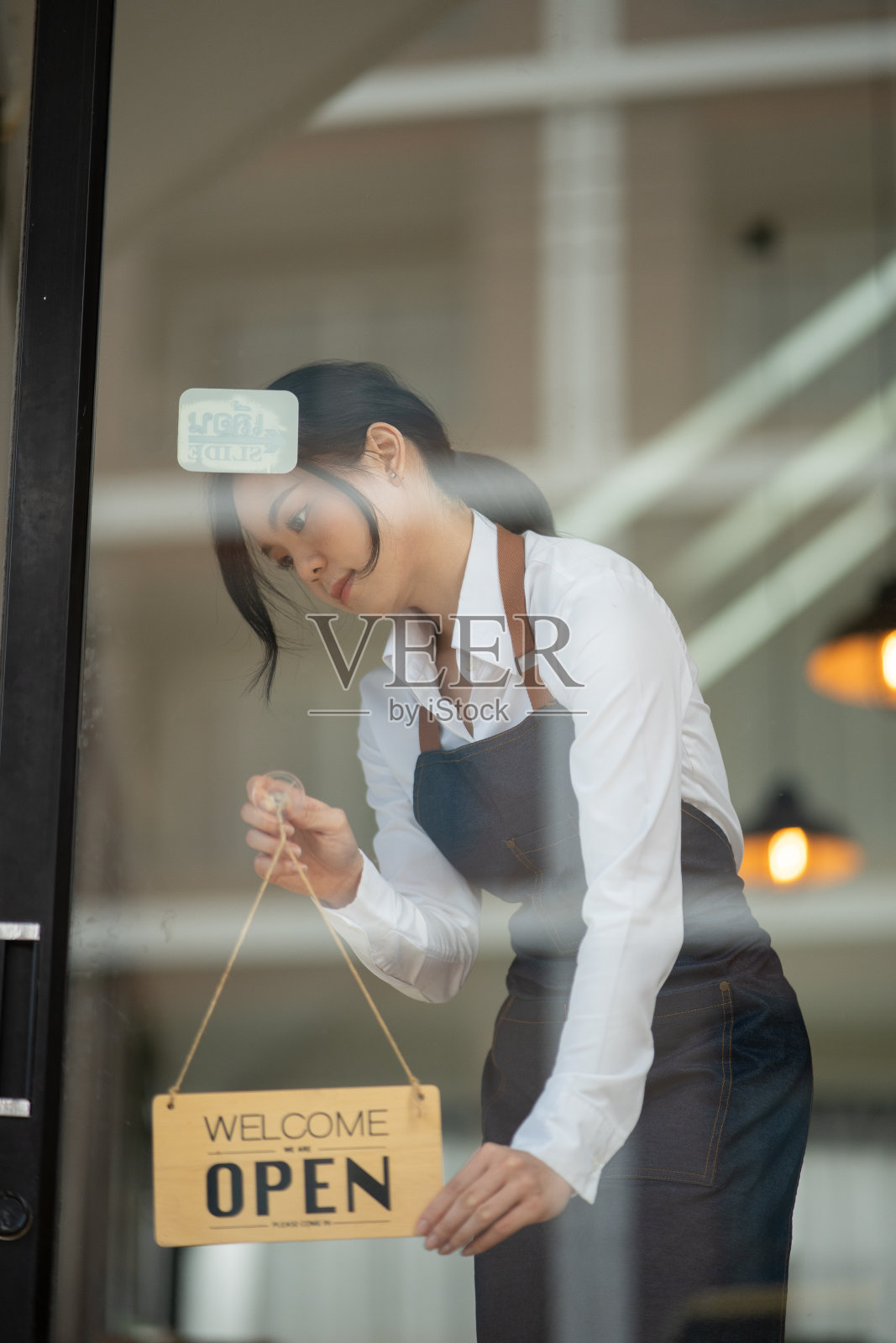 在咖啡馆工作的女员工照片摄影图片