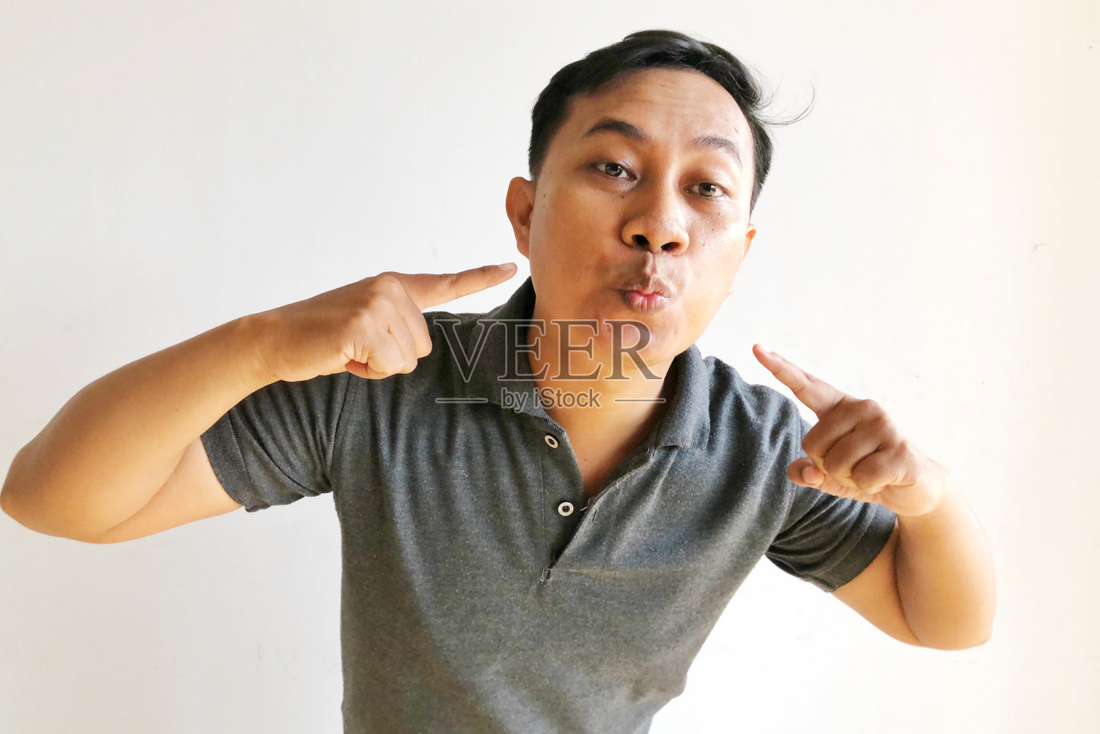 一个表情滑稽的快乐亚洲人照片摄影图片