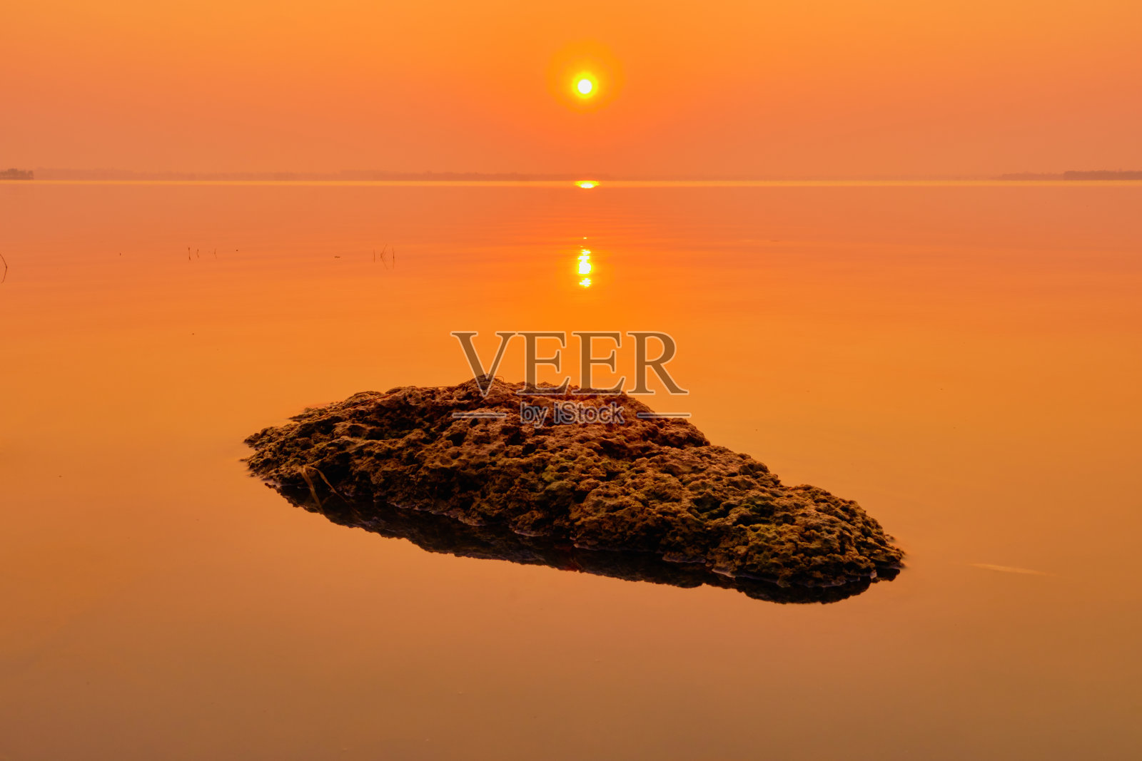 河畔晚霞山水，自然晚霞美照片摄影图片