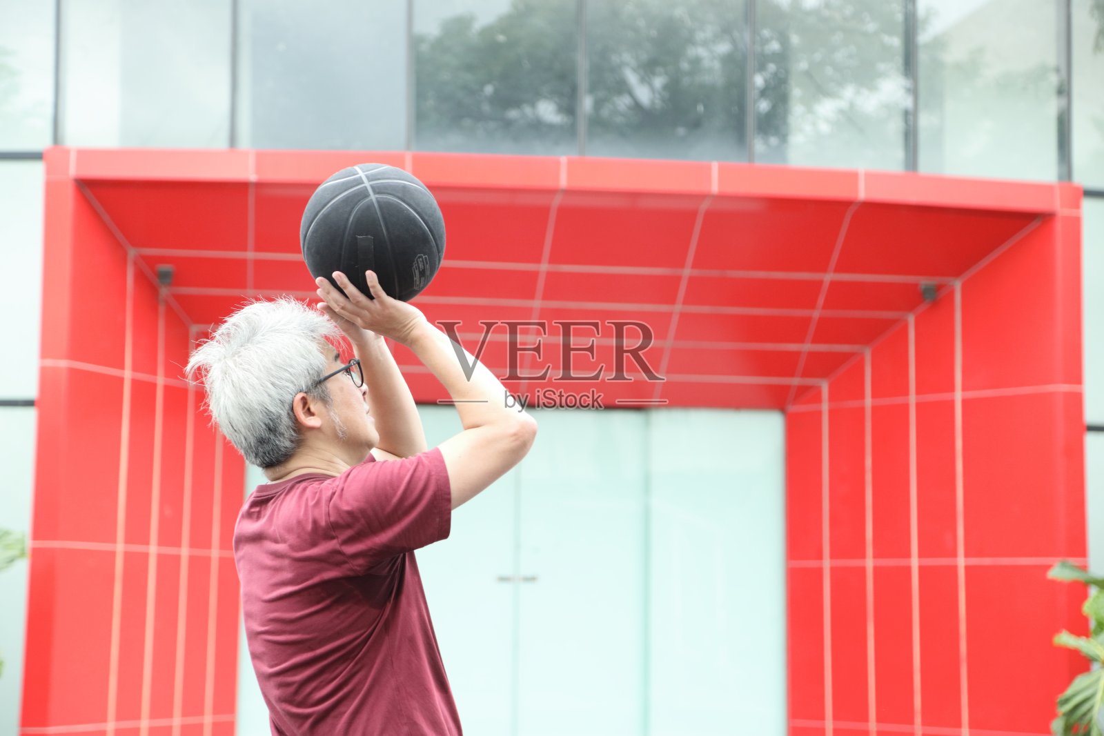 男子打篮球照片摄影图片