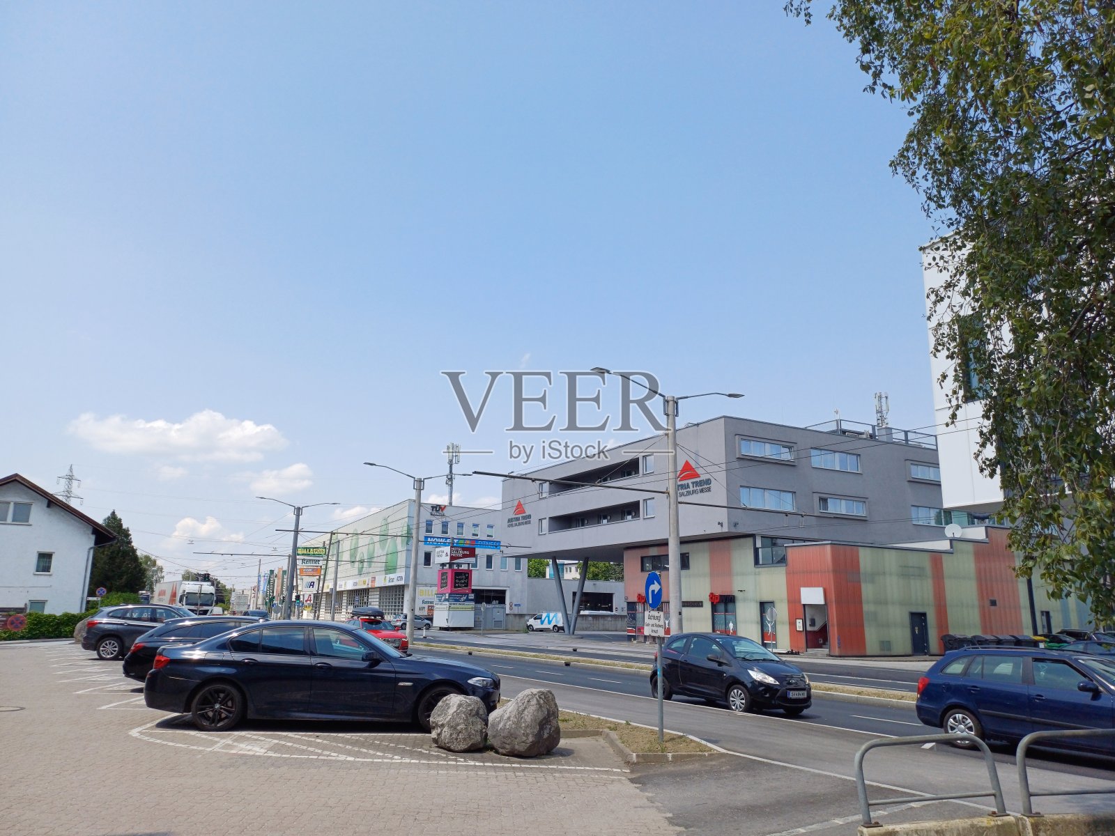 奥地利萨尔茨堡，2023年6月7日:汽车停在萨尔茨堡市郊的停车场。照片摄影图片