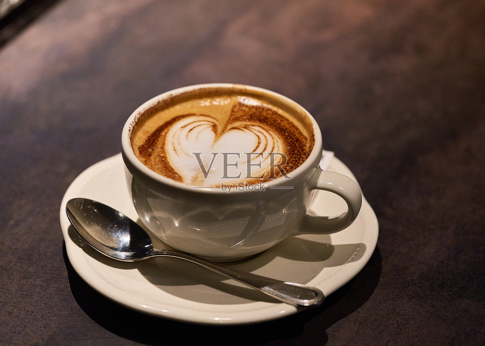 咖啡和漂亮的拉花。照片摄影图片