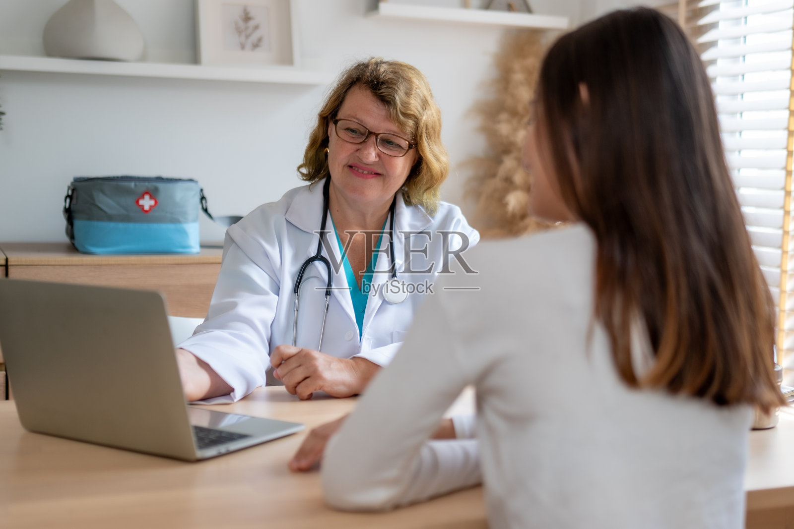 心理学家探讨抑郁症的咨询与治疗照片摄影图片