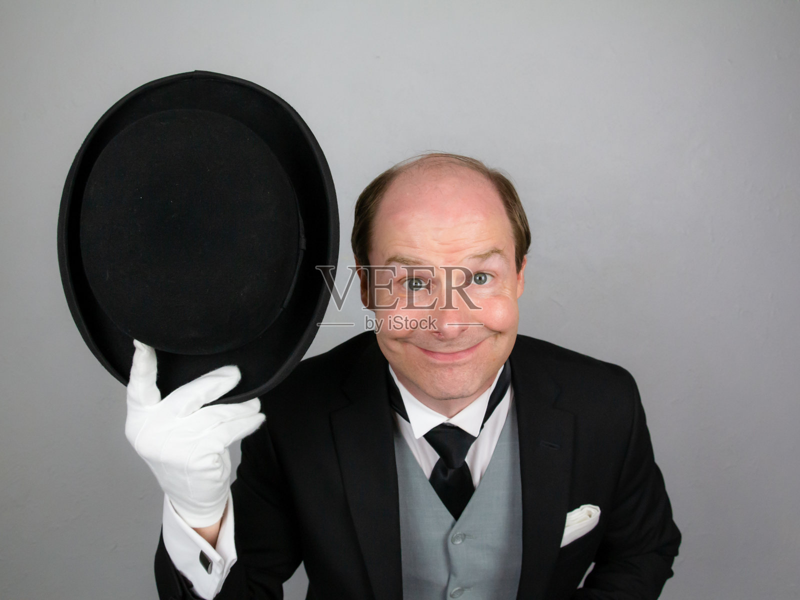 管家或酒店门童戴圆顶礼帽照片摄影图片