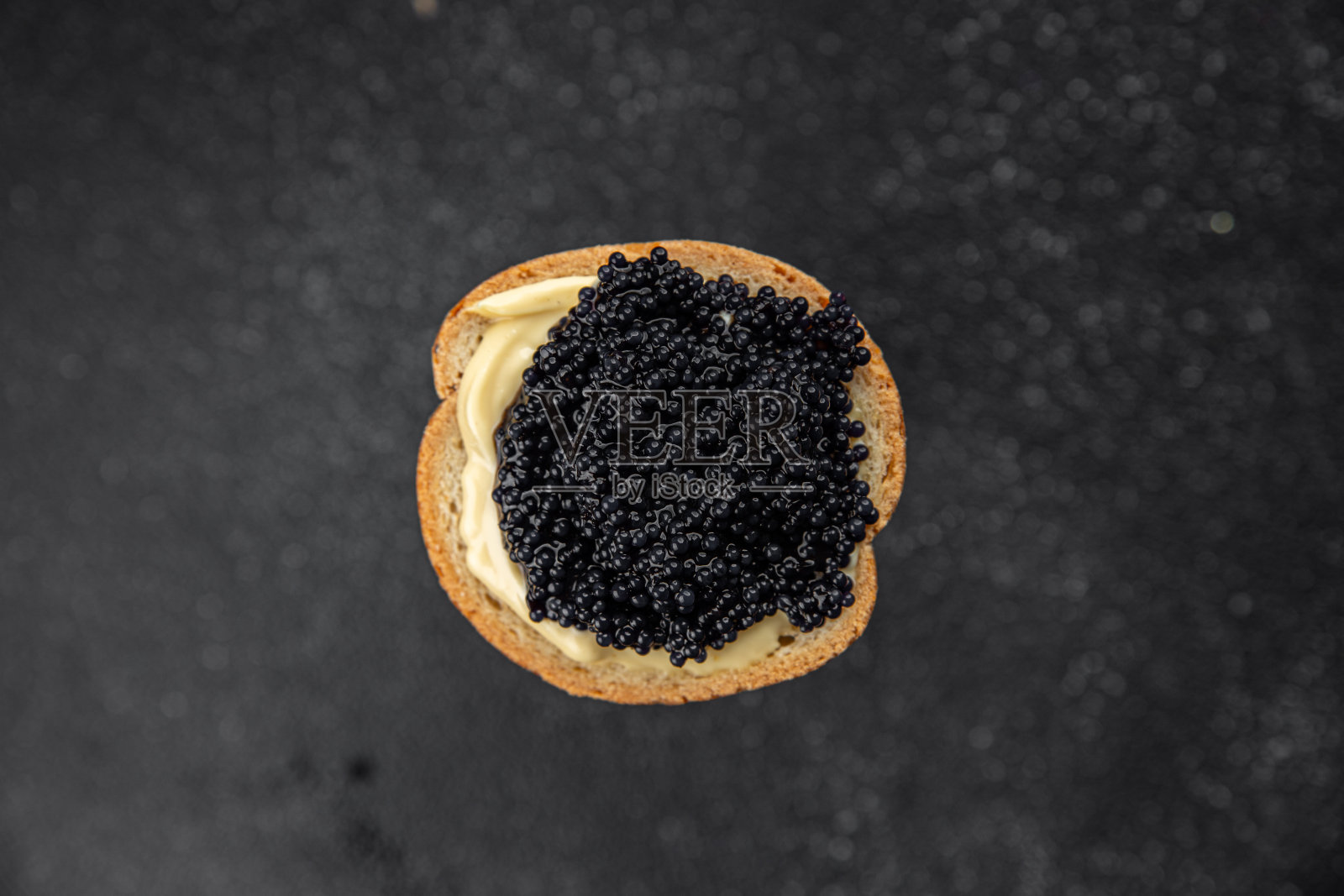 大头鱼鱼子酱海鲜黑鱼子酱天然新鲜开胃餐食品小吃桌上复制空间食品背景质朴的俯视图照片摄影图片