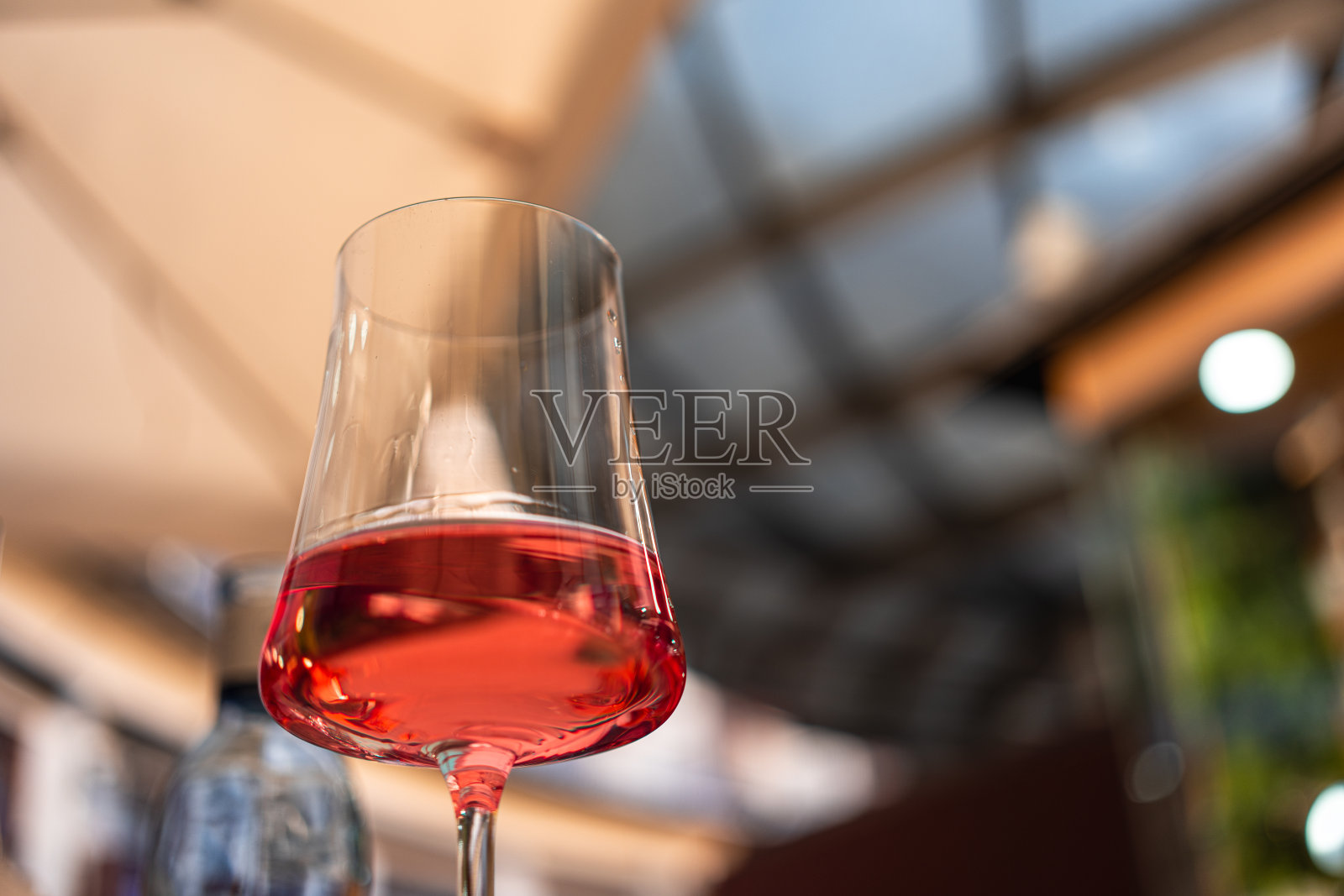 一杯玫瑰红酒照片摄影图片