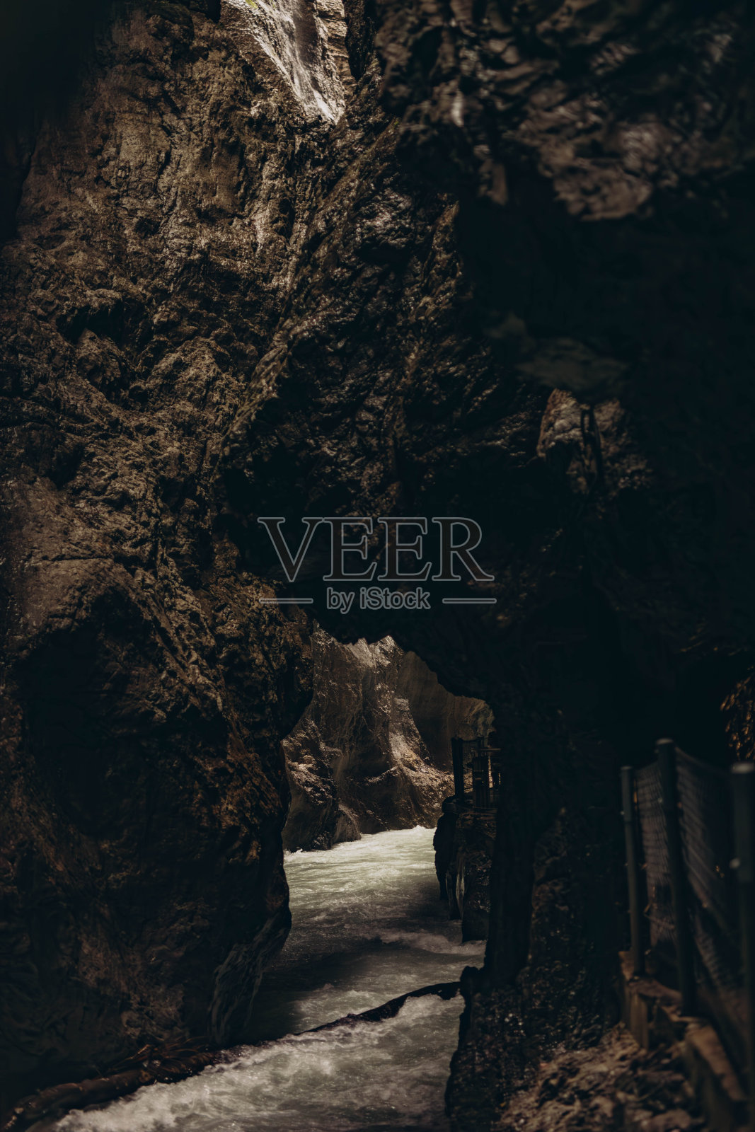 Partnachklamm黑暗岩石峡谷隧道中的棕色纹理石墙照片摄影图片