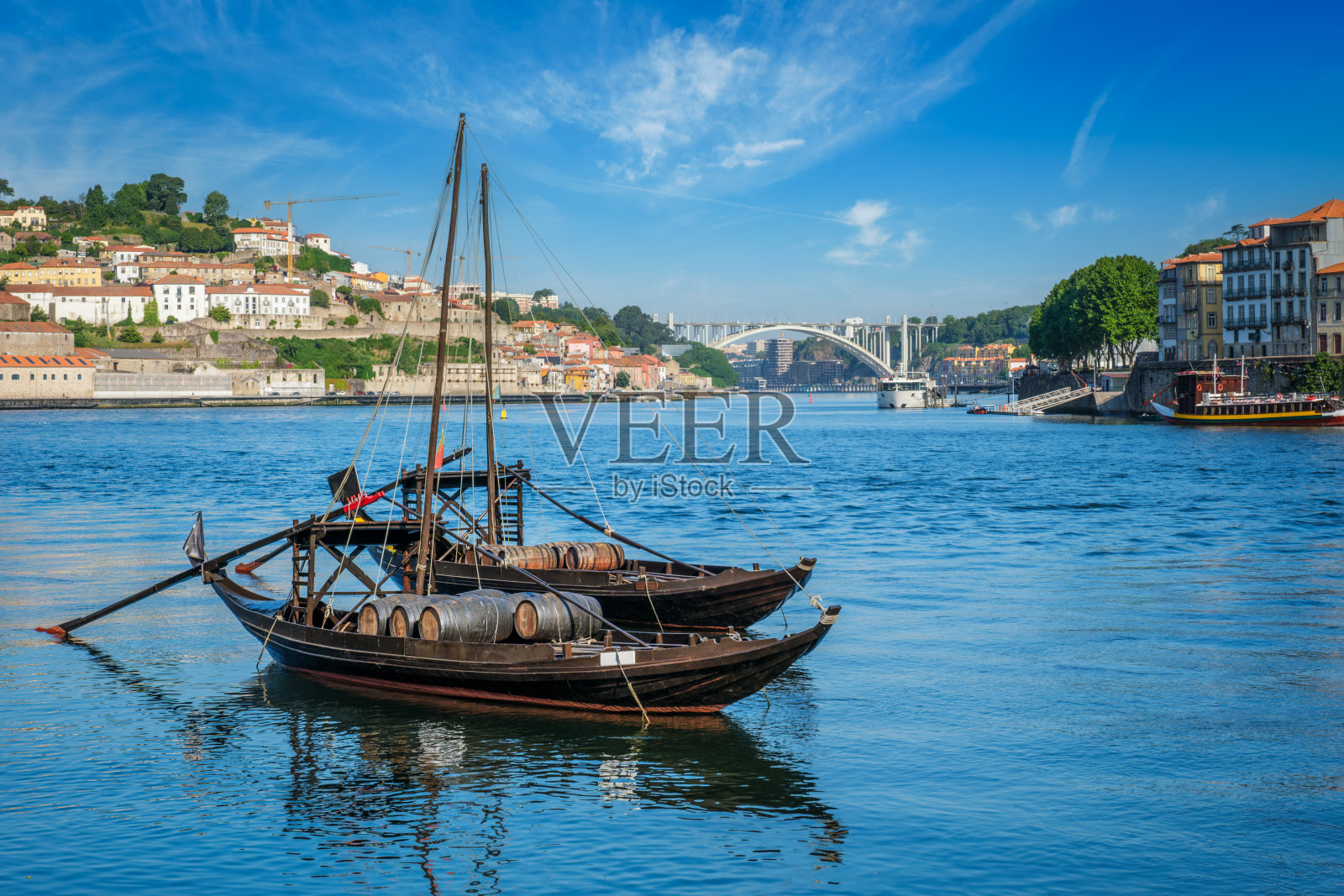 从杜罗河俯瞰波尔图市。波尔图，新盖亚，葡萄牙照片摄影图片