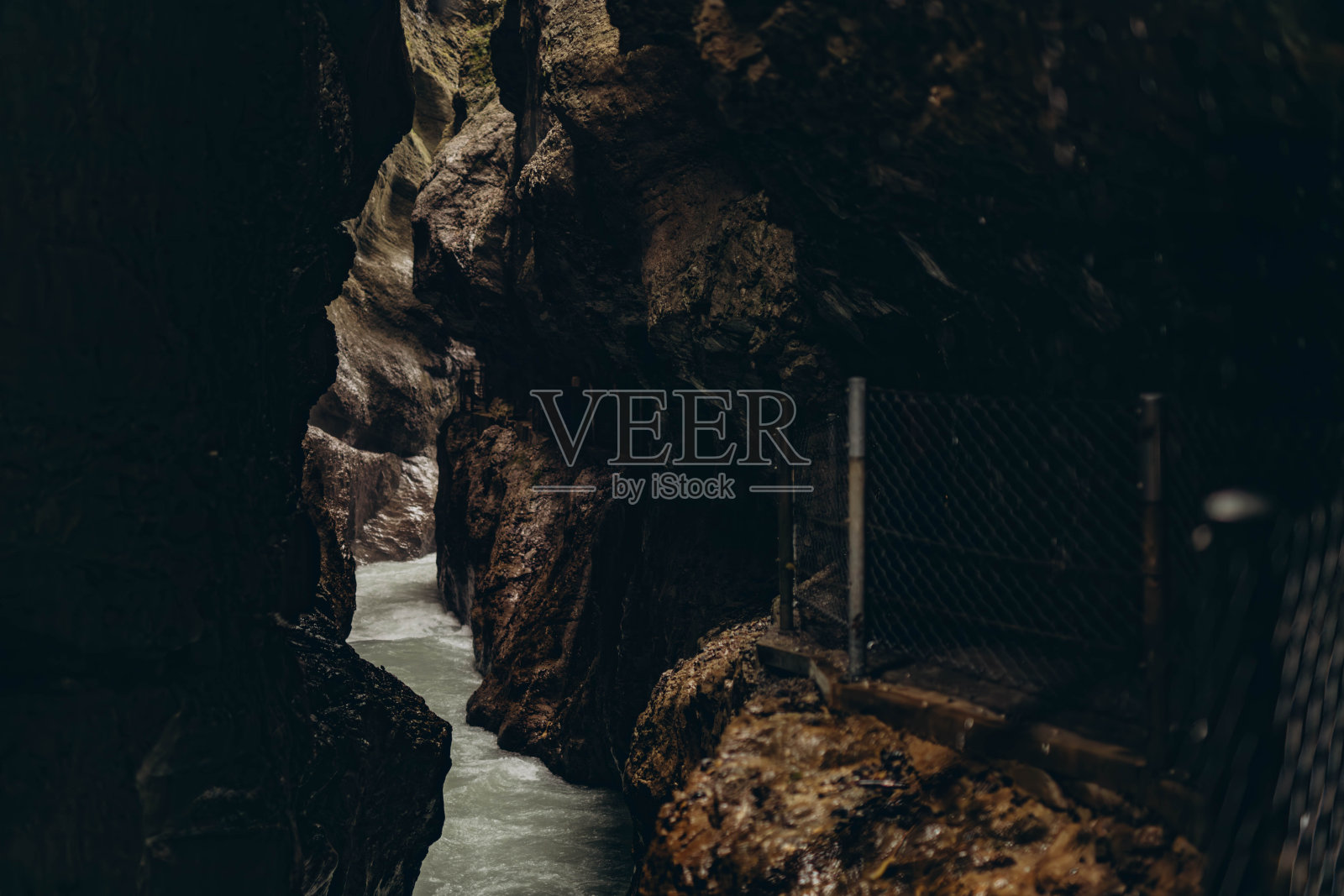 Partnachklamm黑暗岩石峡谷隧道中的棕色纹理石墙照片摄影图片