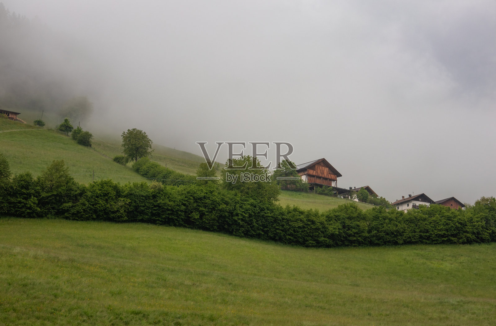 南蒂罗尔维尔诺斯山谷的景观照片摄影图片