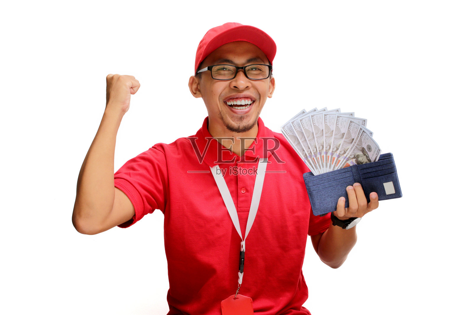 兴奋的亚洲快递员用钞票庆祝照片摄影图片