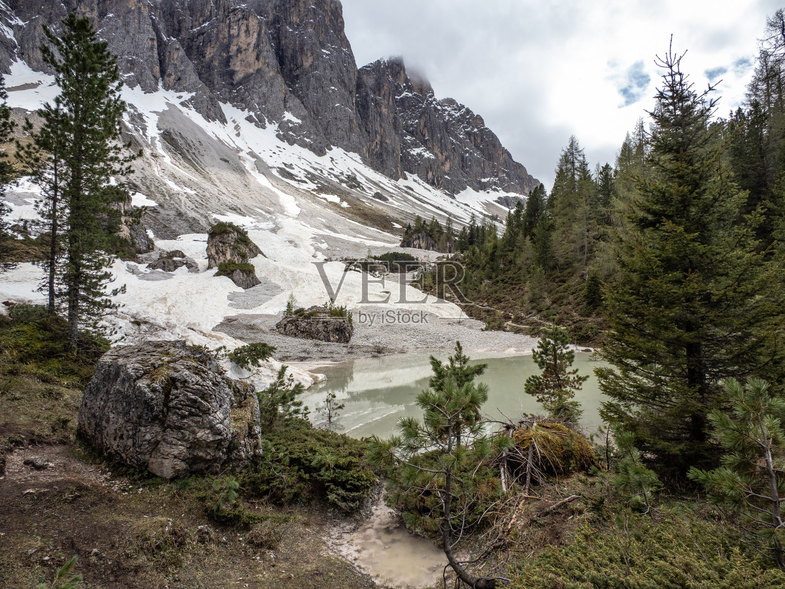 南蒂罗尔维尔诺斯山谷的景观照片摄影图片