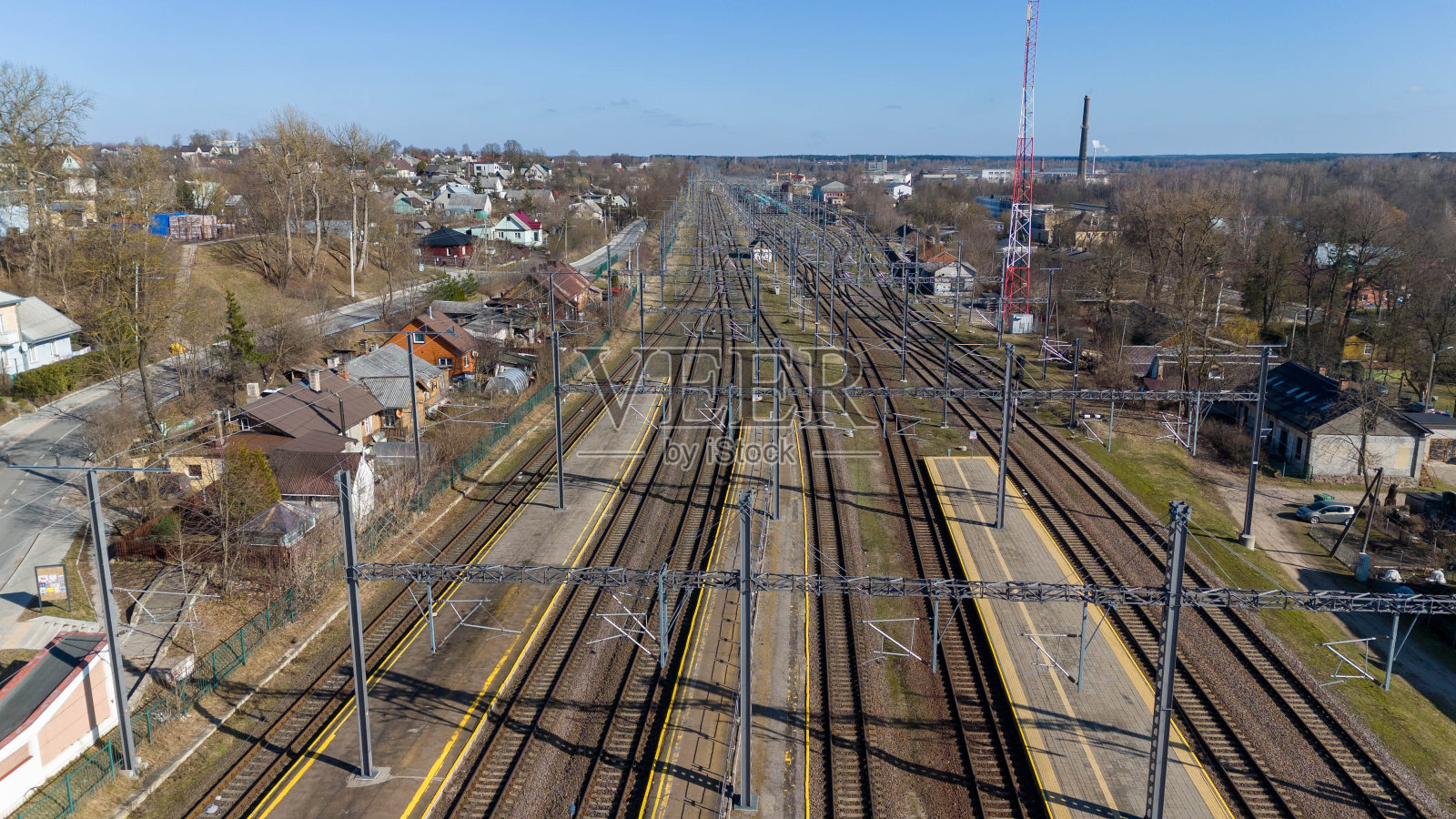 无人机拍摄的春日铁路、火车站和小镇照片摄影图片