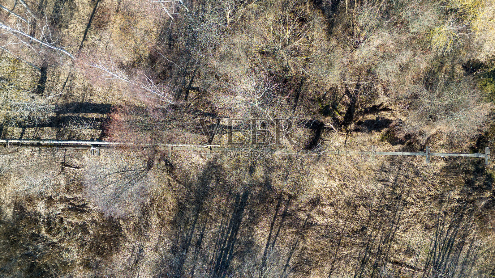 无人机拍摄的旧管道穿过景观在春天的一天照片摄影图片