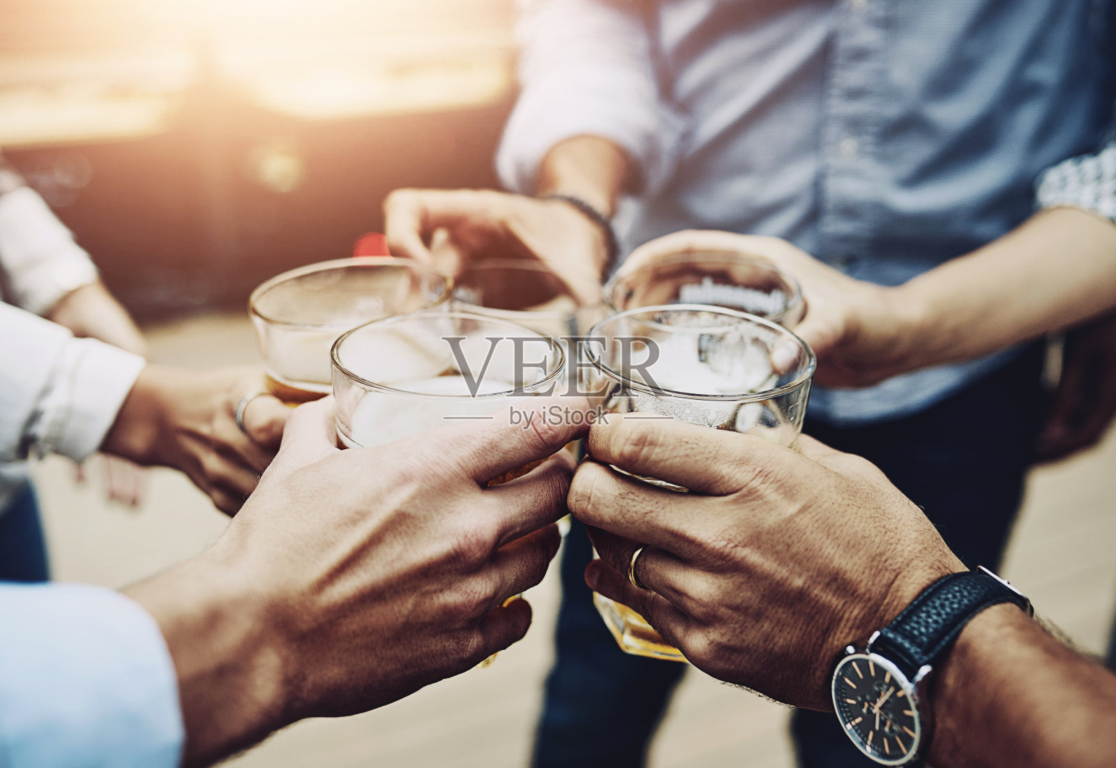 商务人士用手和酒杯为成功干杯，团结和团队为目标庆祝。员工们在办公室聚会，为公司业绩而干杯，为销售目标而干杯照片摄影图片