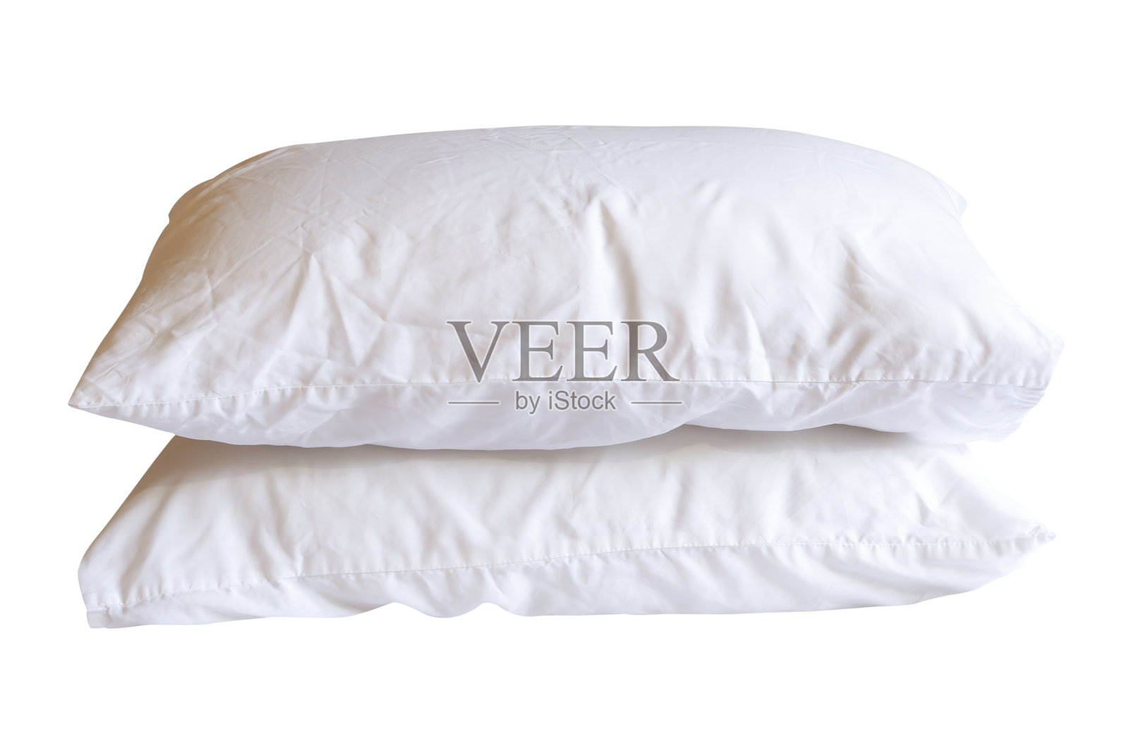 在酒店或度假村房间使用后，两个白色枕头的侧面视图，在白色背景上与剪贴路径隔离照片摄影图片