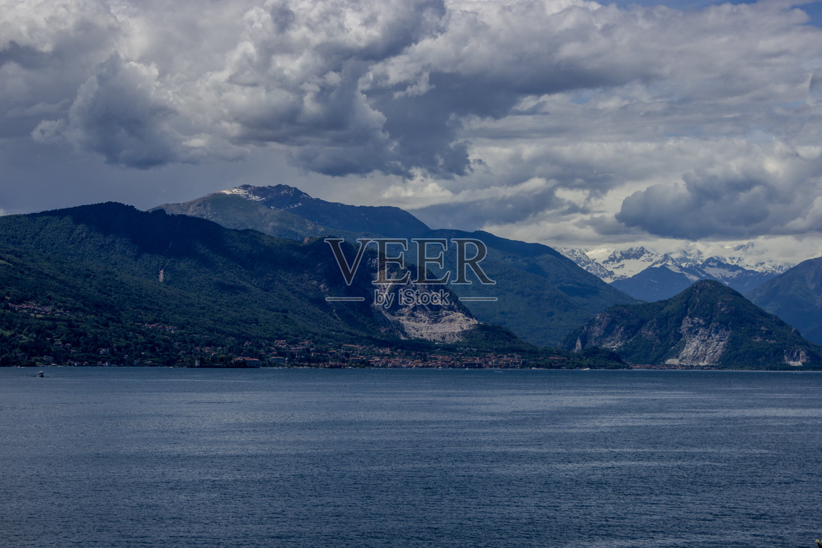 马焦雷湖和山脉上的云照片摄影图片