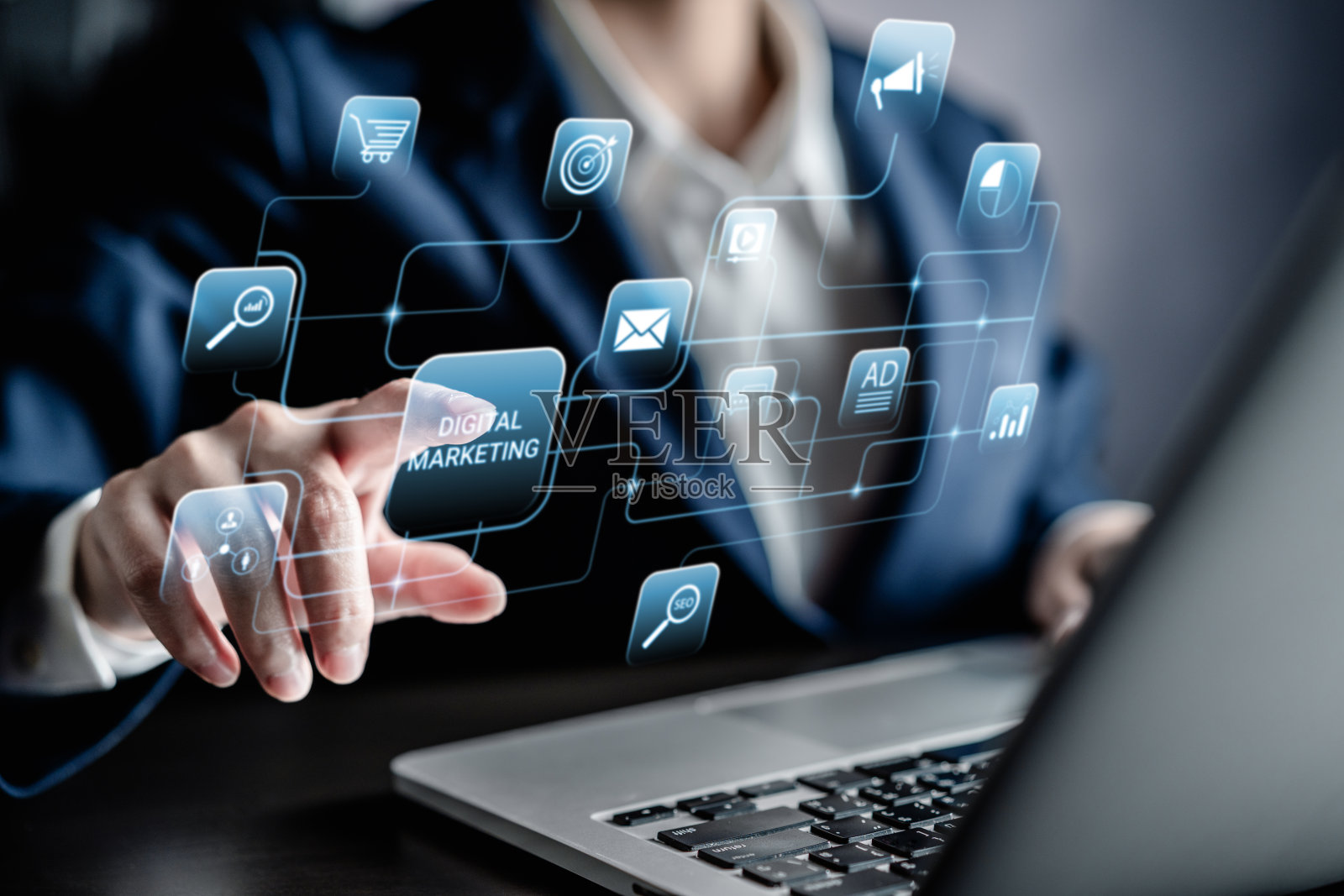 商业女性使用笔记本电脑进行数字营销，在线销售，品牌推广，通过互联网和数字通信，电子邮件，社交媒体，网络广告连接潜在客户照片摄影图片