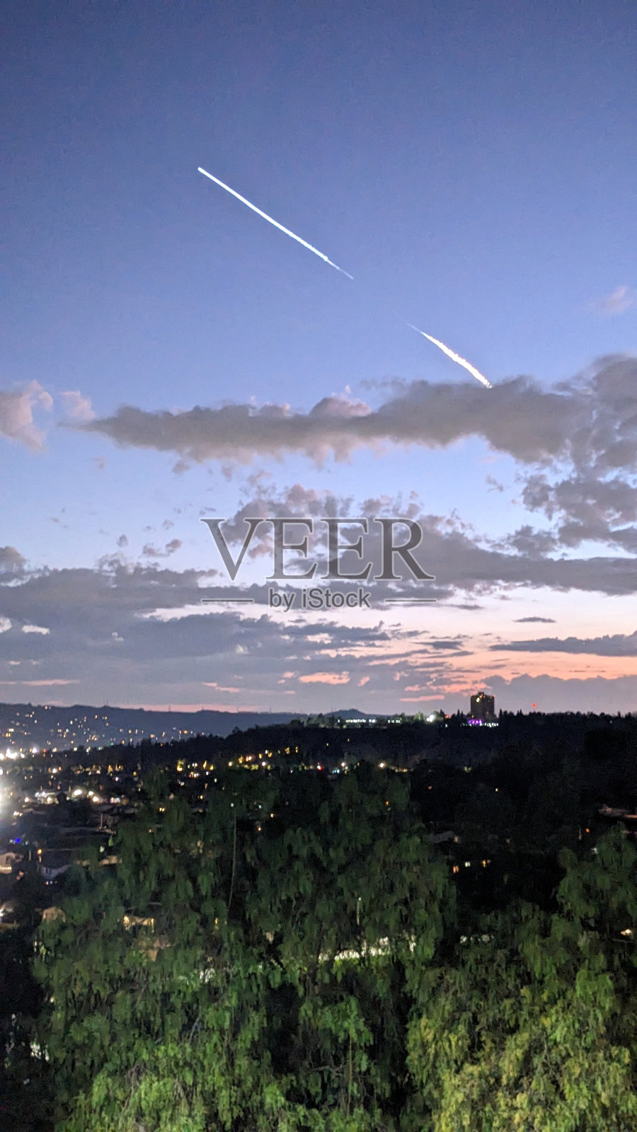 猎鹰9号在圣盖博谷上空照片摄影图片