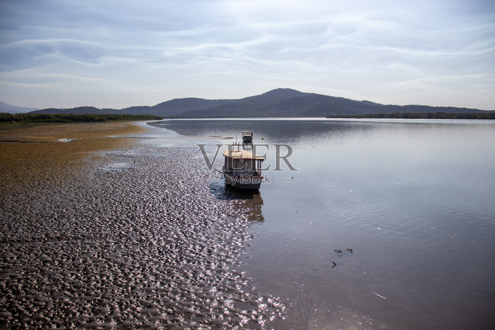 船和红树在一个晴朗的日子与蓝天在安东尼奥巴拉那湾巴西照片摄影图片