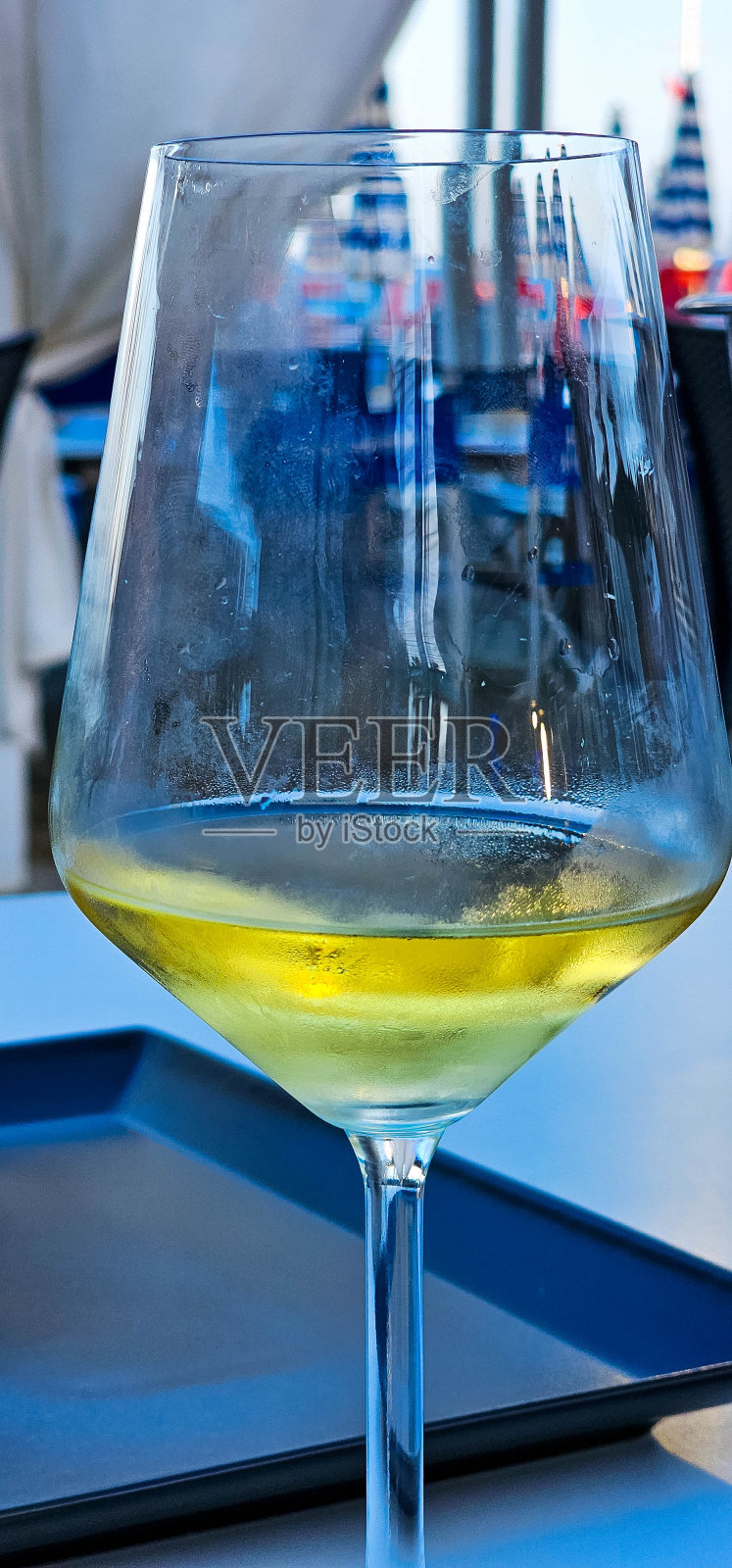 意大利餐馆里作为开胃酒的一种冷冻的普罗塞克白葡萄酒照片摄影图片