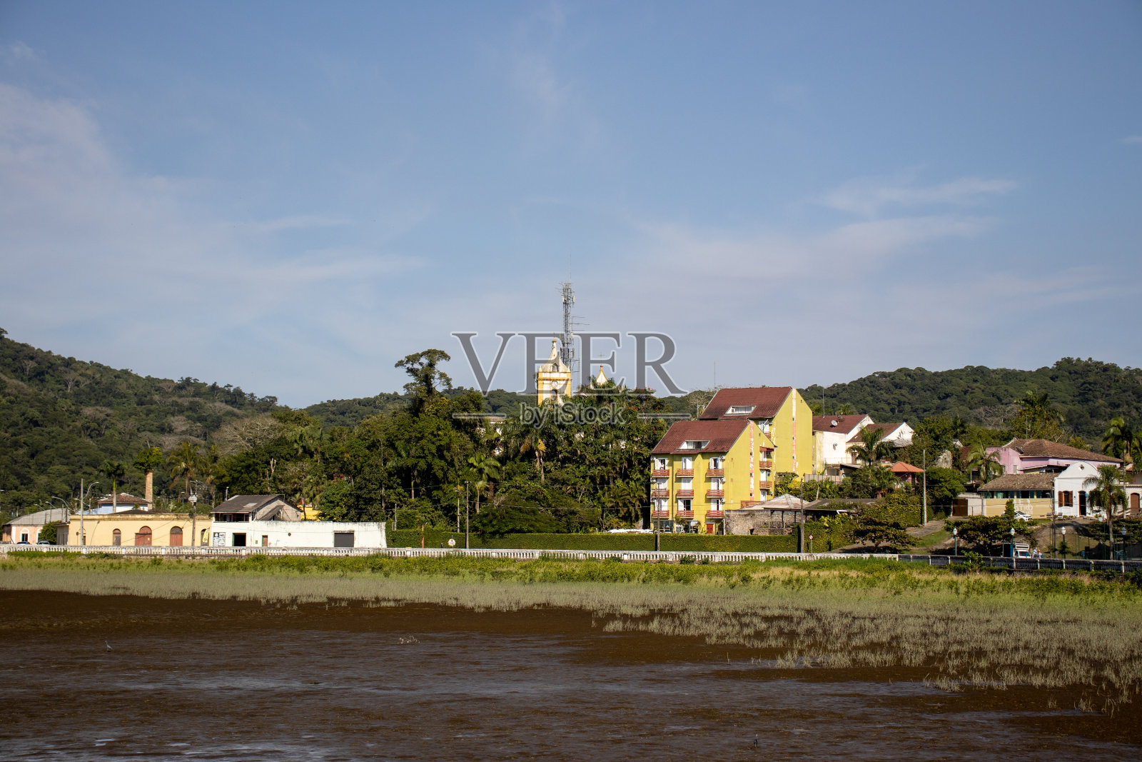 在一个晴朗的日子里，在巴西的安东尼纳巴拉那湾，蓝天下的景色照片摄影图片