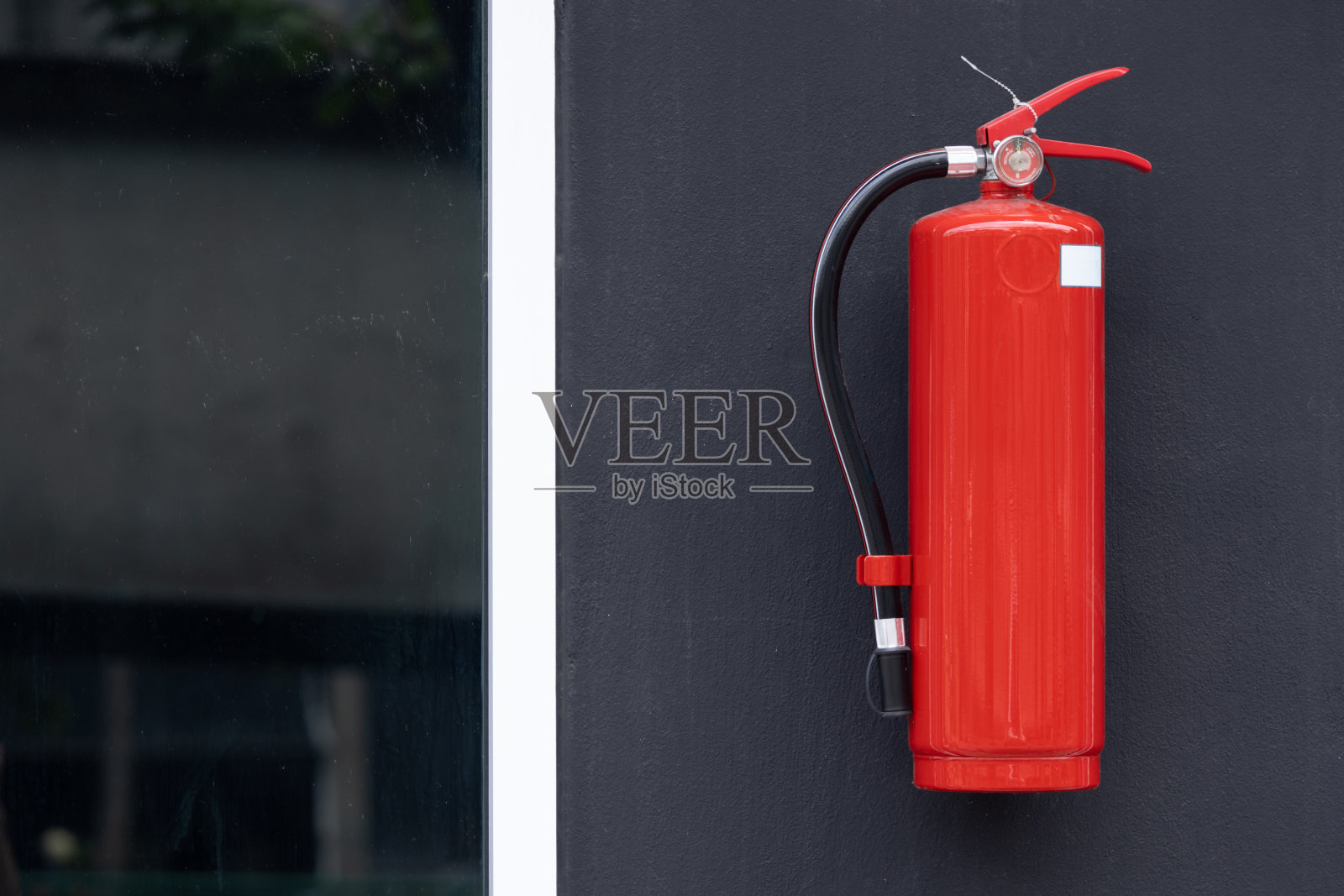 墙上挂着一个红色的消防栓照片摄影图片