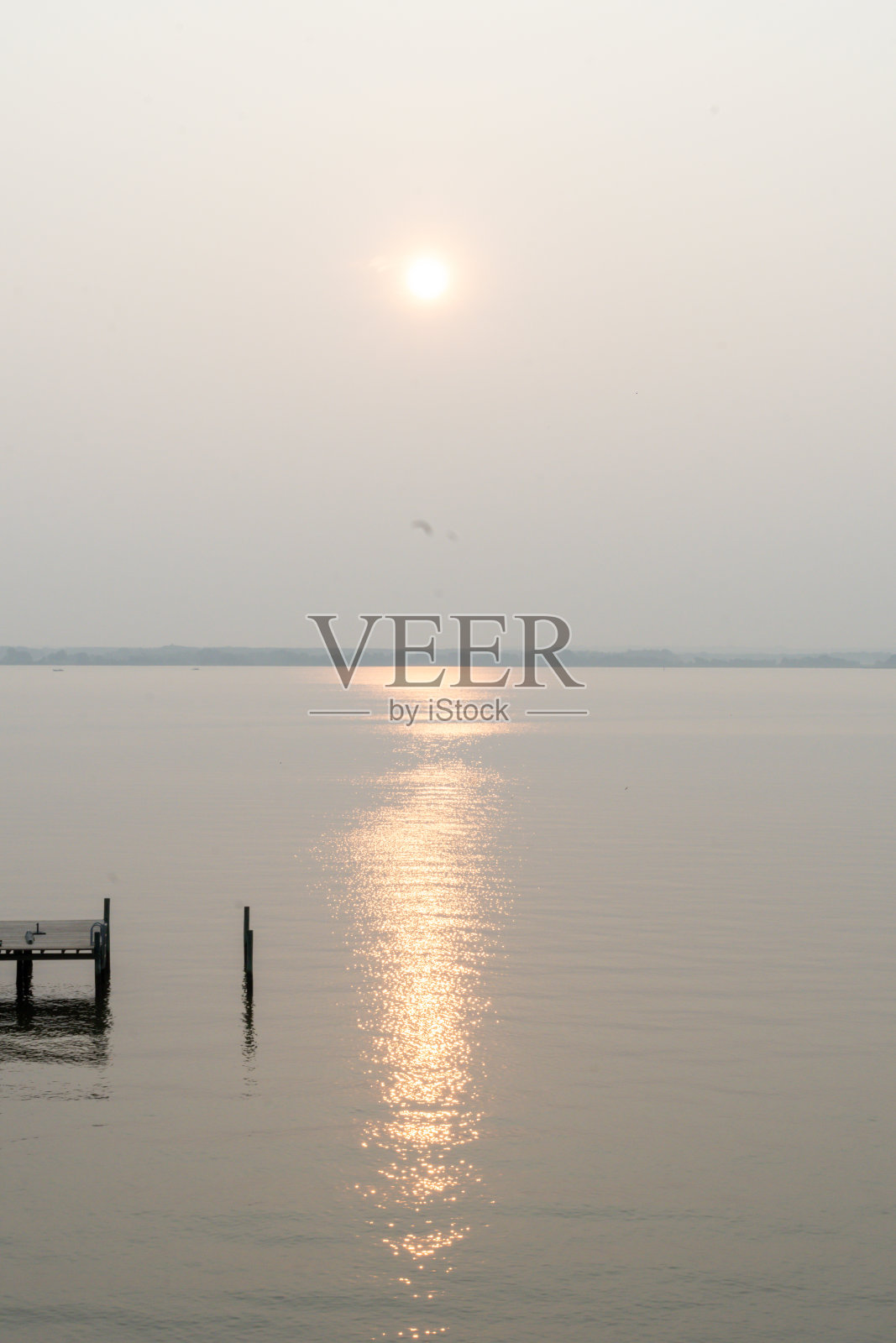 烟雾中的日出照片摄影图片