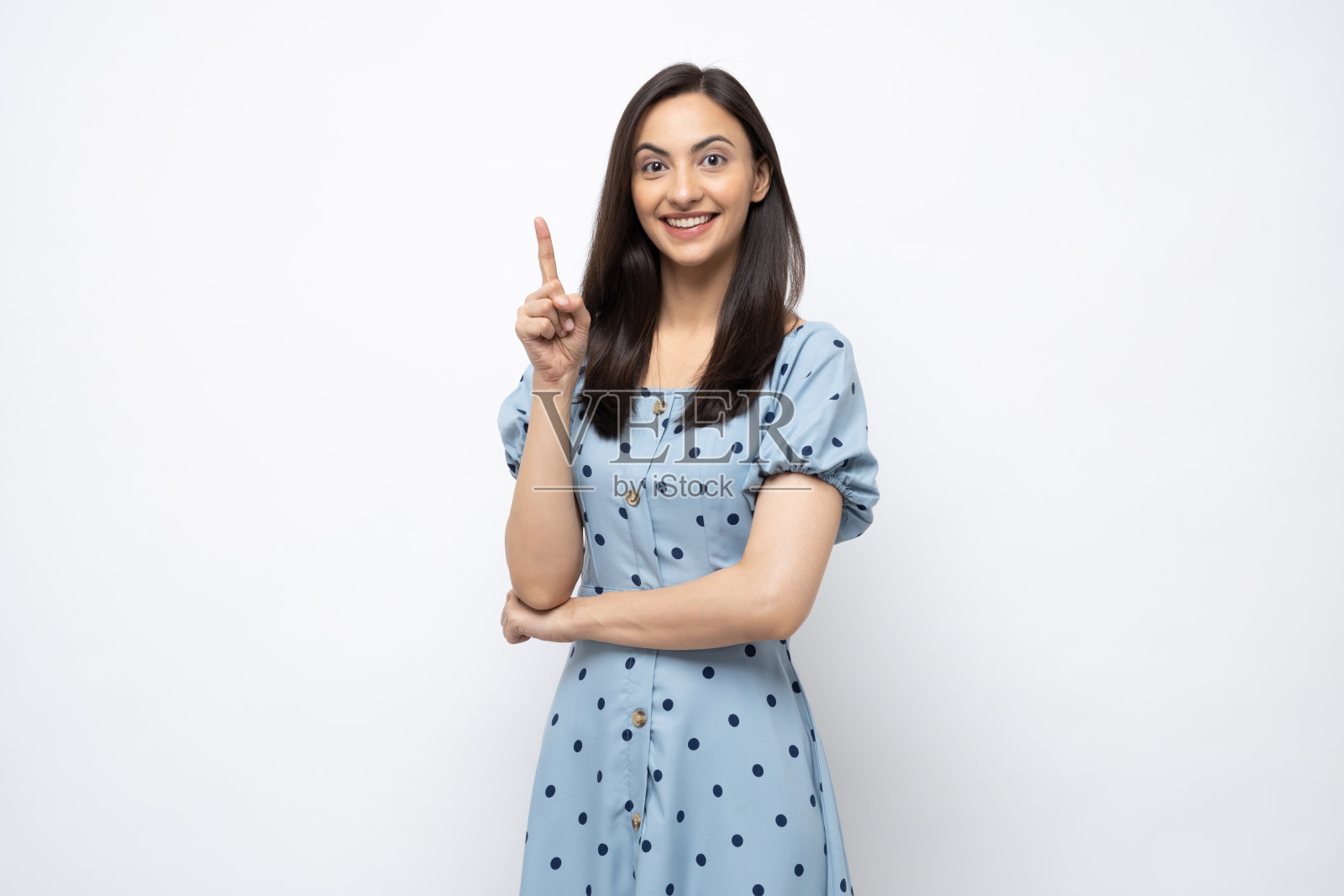 漂亮的女士穿着蓝色的圆点连衣裙孤立在白色背景股票照片照片摄影图片