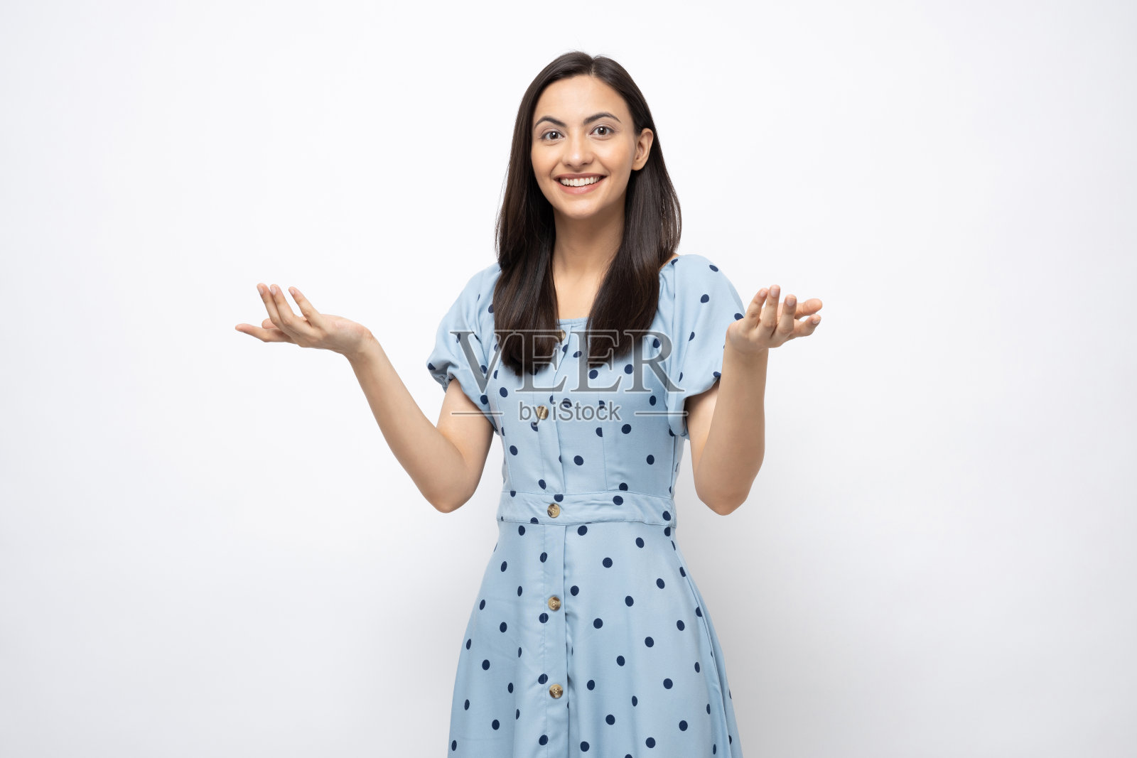 漂亮的女士穿着蓝色的圆点连衣裙孤立在白色背景股票照片照片摄影图片