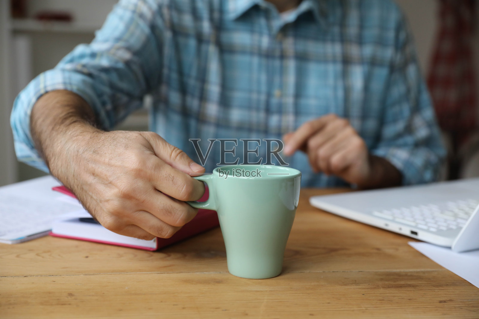 成熟的白人男子在家办公。近距离照片摄影图片