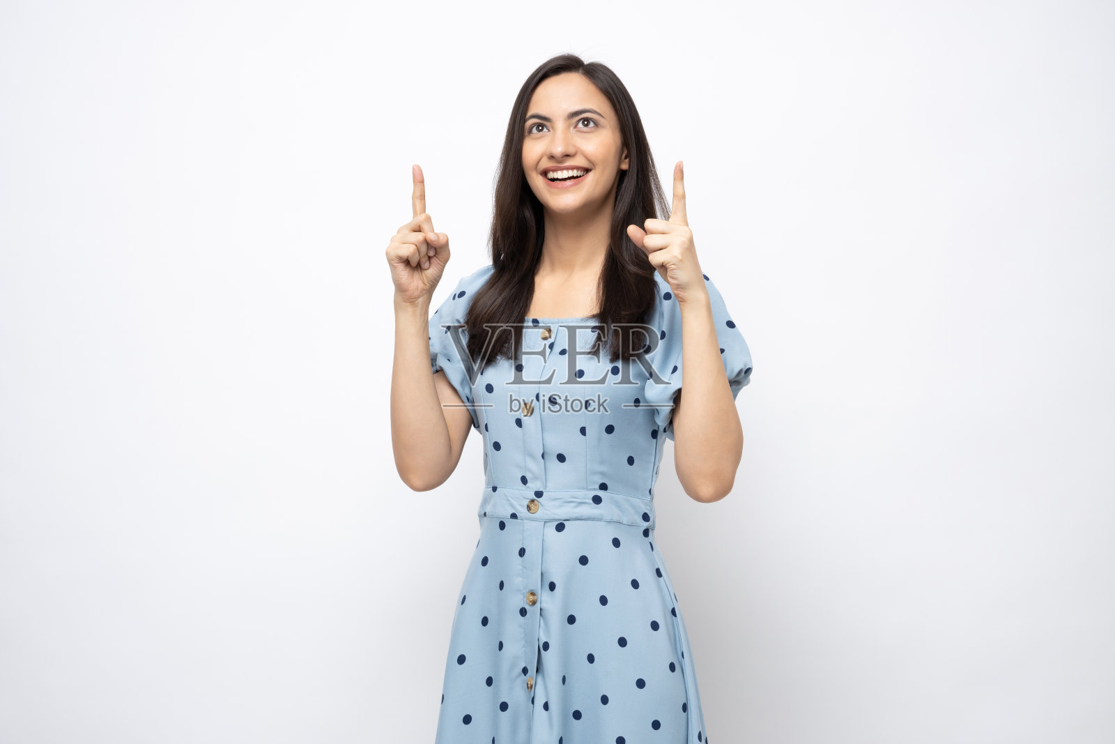 漂亮的女士穿着蓝色的圆点连衣裙孤立在白色背景股票照片照片摄影图片