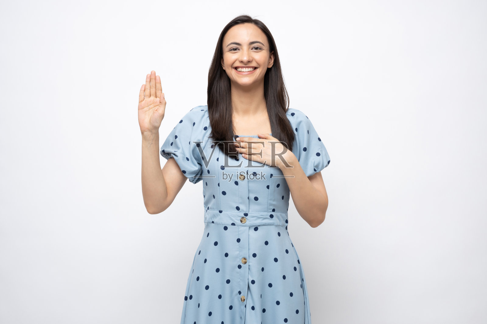 漂亮的女士穿着蓝色的圆点连衣裙孤立在白色背景股票照片照片摄影图片