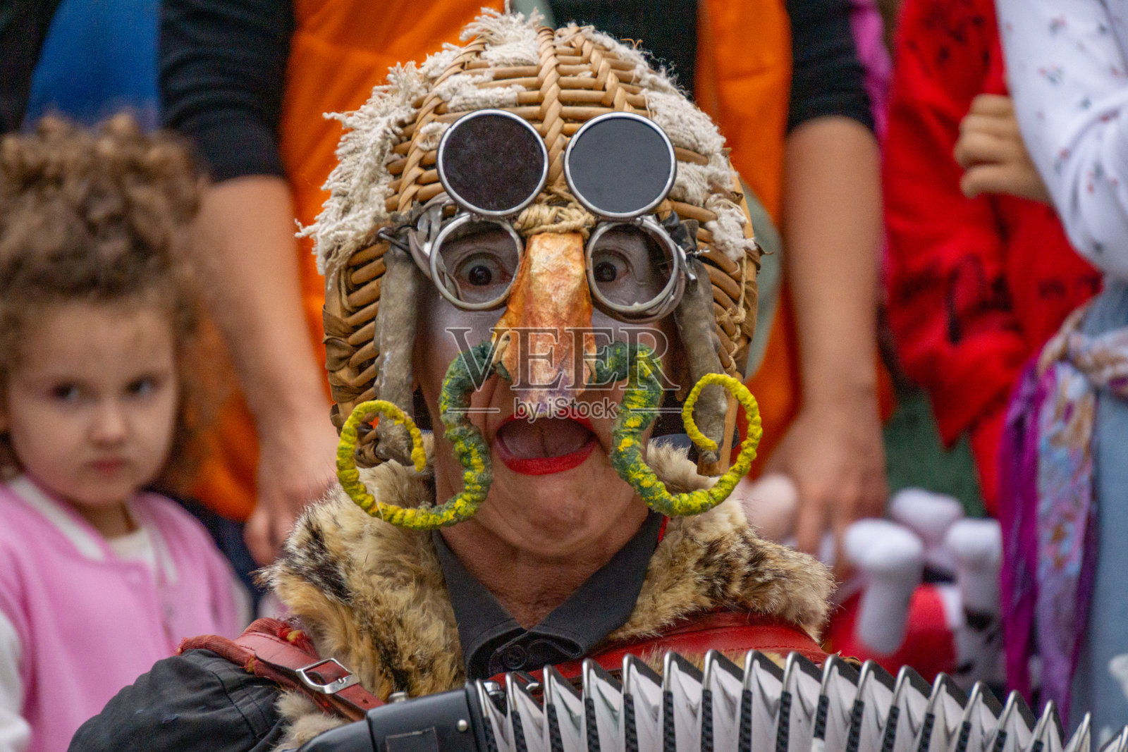 来自意大利的剧院，星期一的街头表演叫做嘉年华。街头戏剧，城市街道上的艺术。戏剧演员在做他们的工作。照片摄影图片